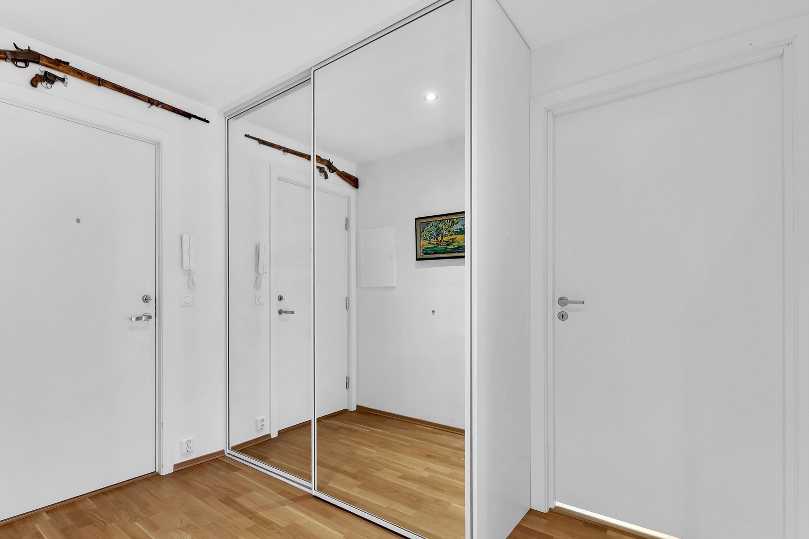 Her er god plass til yttertøy og sko i garderobeskap. Galleribilde