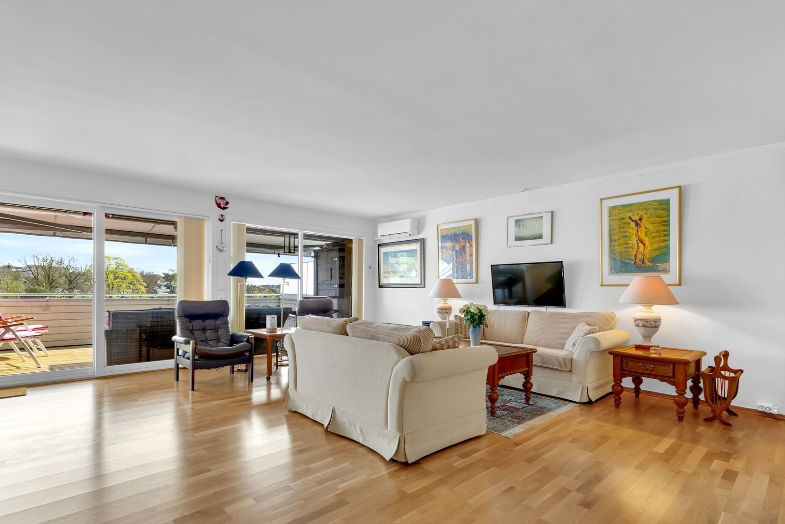 Dette er en velholdt toppleilighet beliggende i attraktive, sentrale omgivelser med gangavstand til det aller meste. Galleribilde