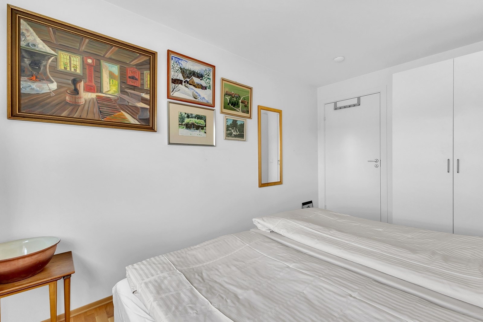 Hovedsoverommet har garderobeskap og god plass til dobbeltseng. Galleribilde