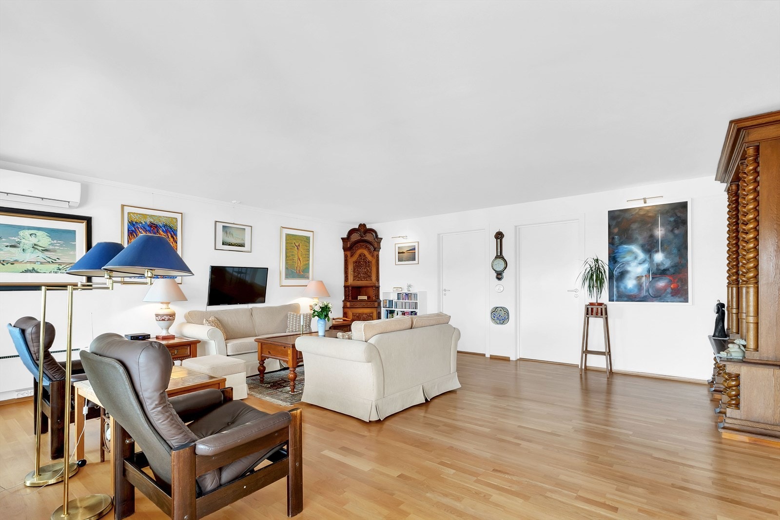 Rommet har flere innredningsmuligheter og god plass til både sofa og spisegruppe. Galleribilde