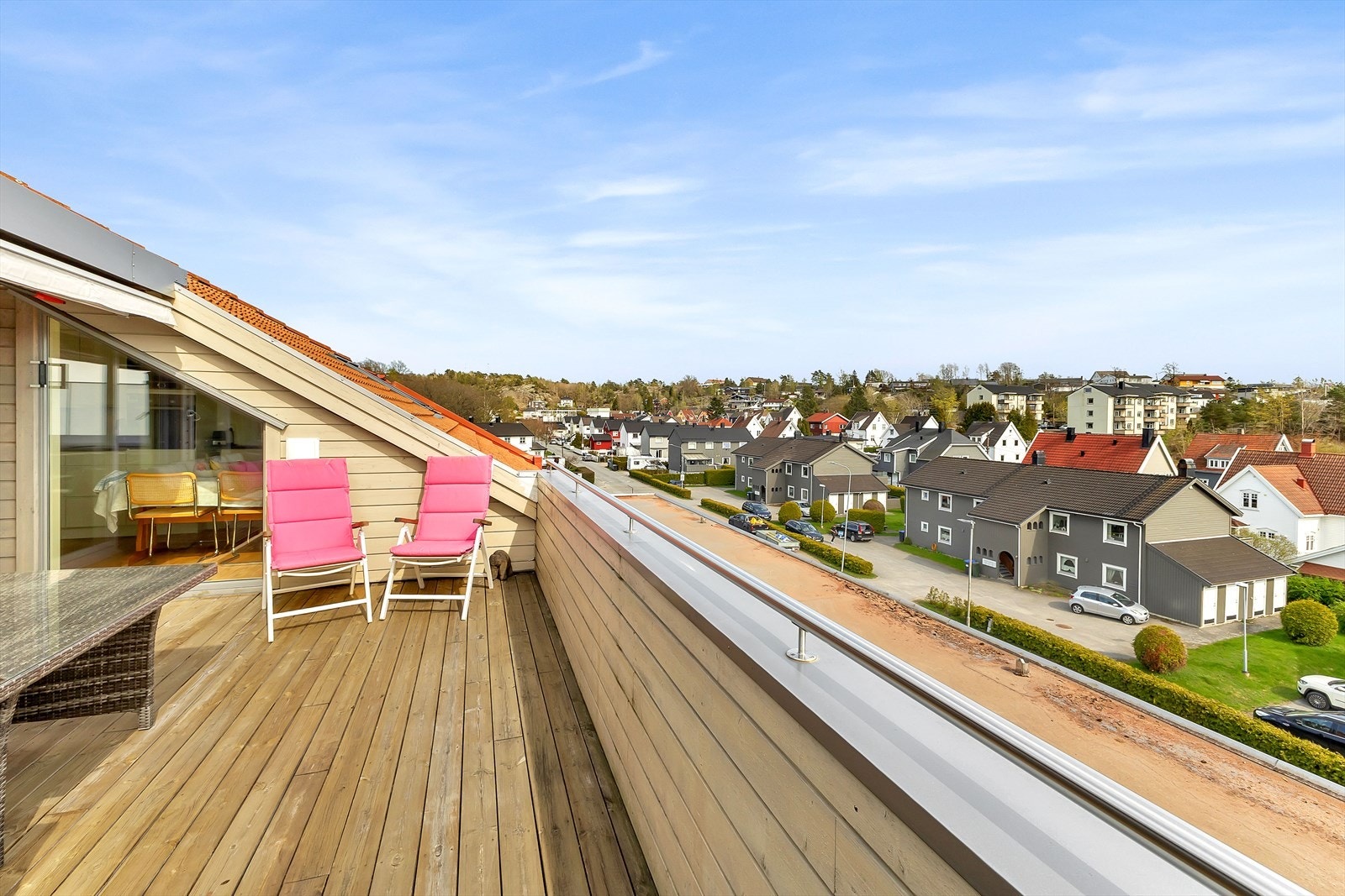 Terrassen oppleves som en forlengelse av stuen i sommerhalvåret. Rikelig med plass til utemøbler og potteplanter. Galleribilde