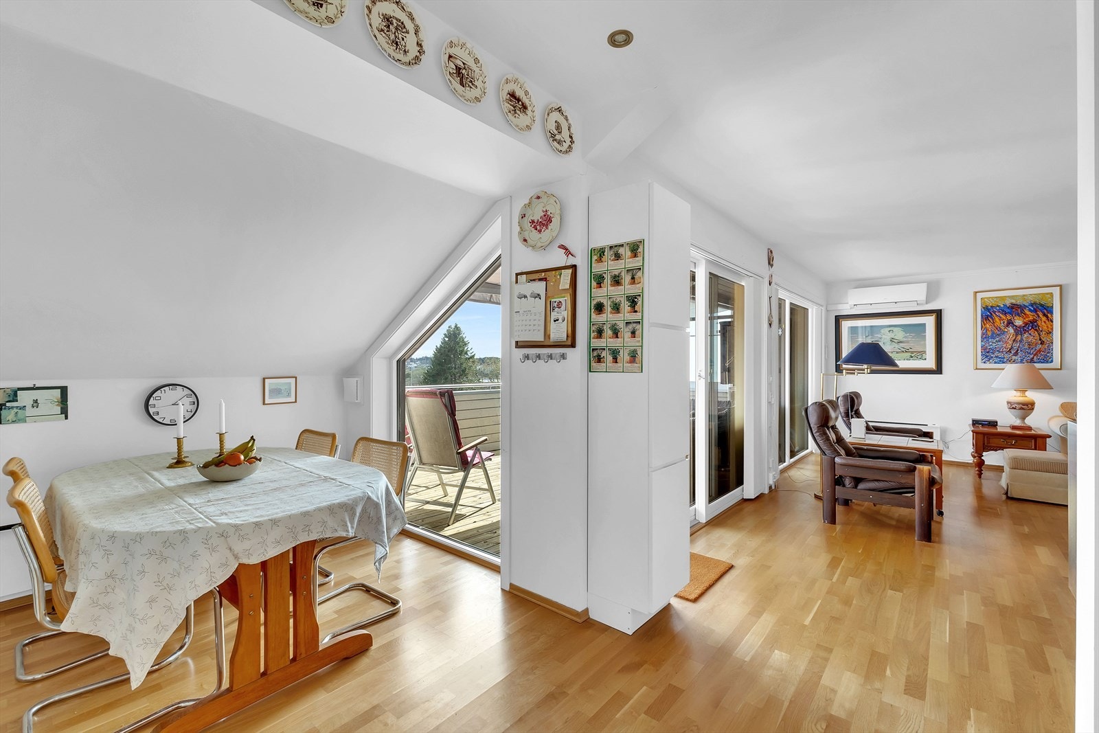 Separat kjøkken beliggende strategisk med adkomst direkte fra stuen/spisestuen. Galleribilde