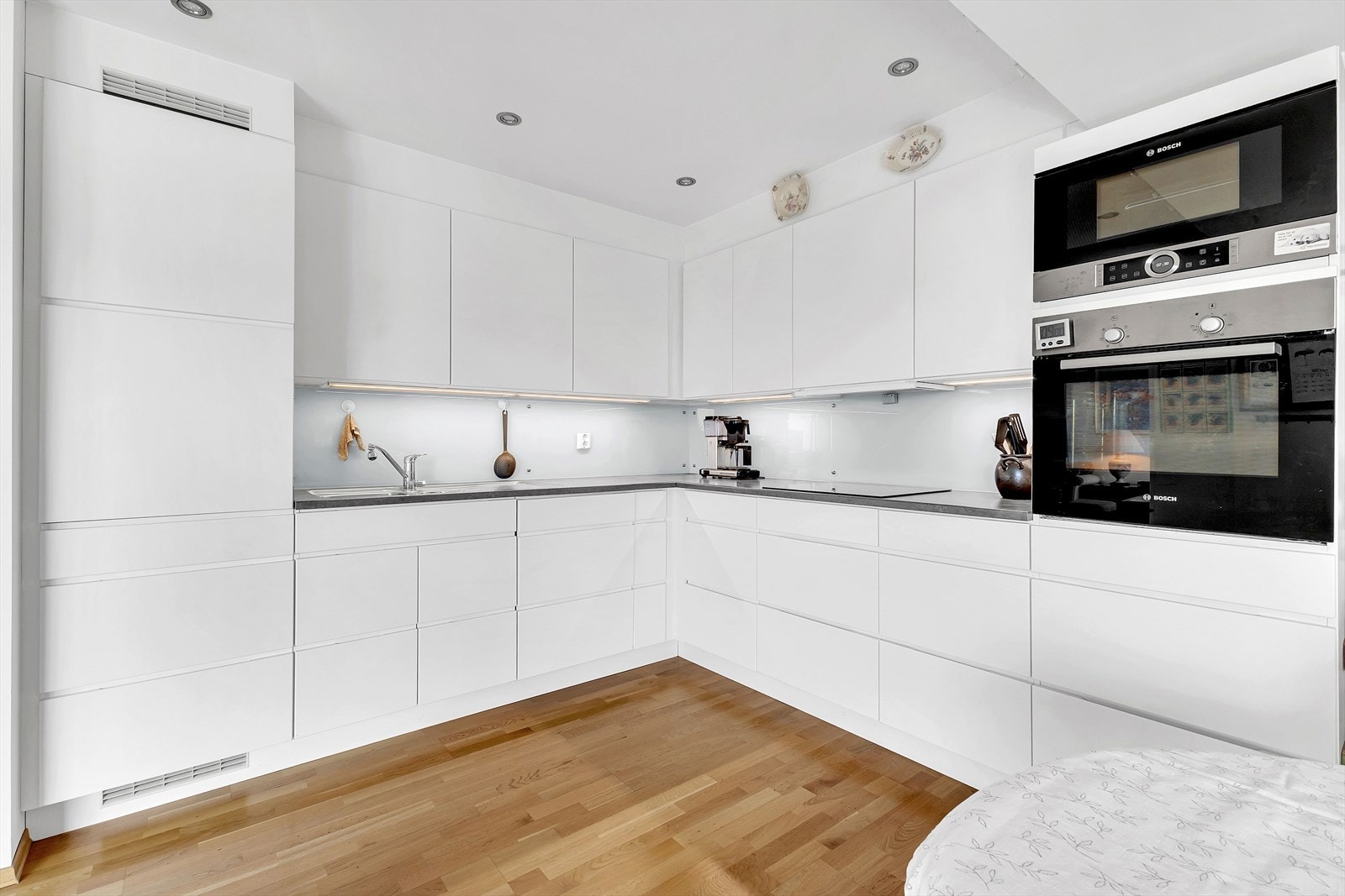 Kjøkkenet har god oppbevarings- og benkeplass. Galleribilde