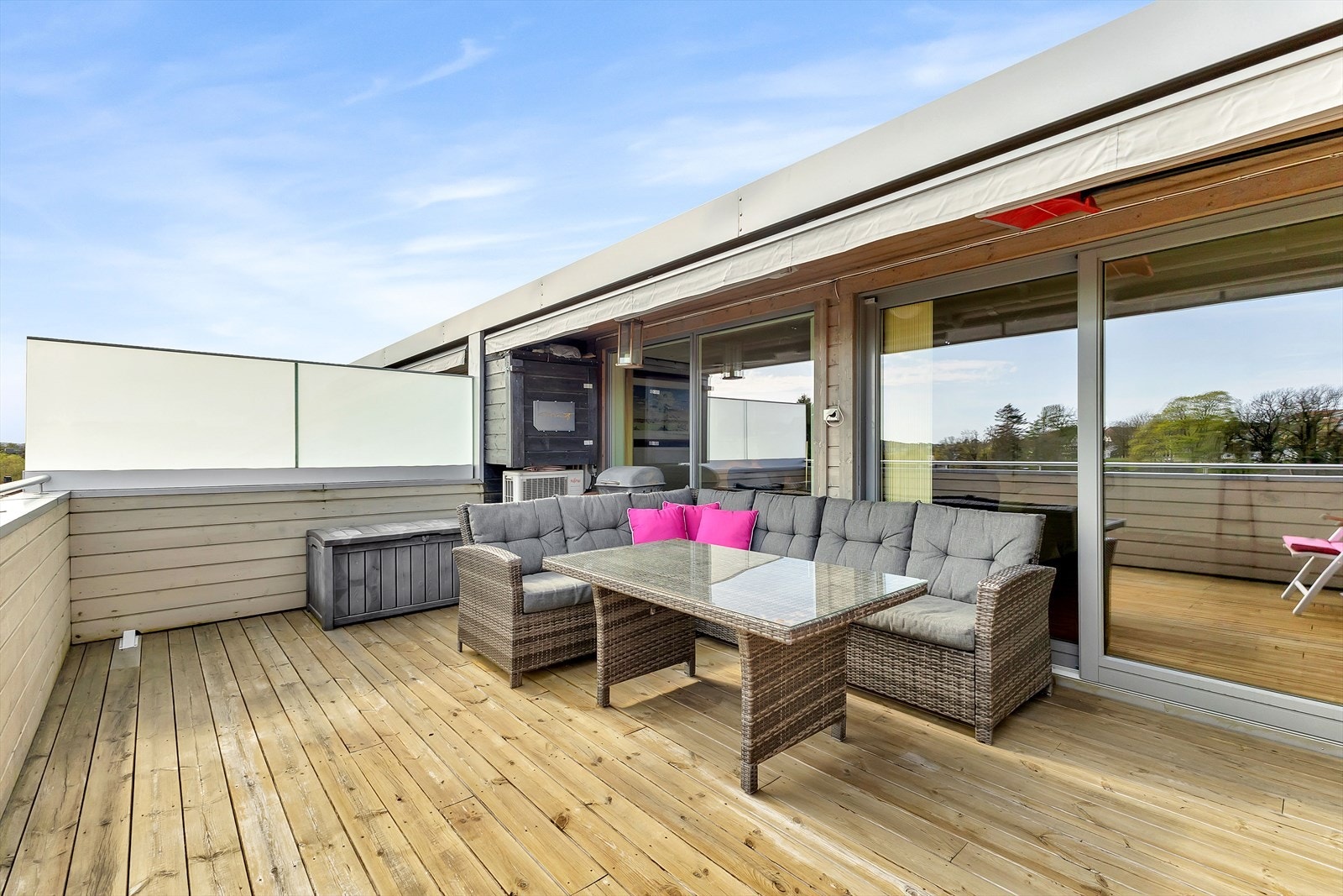 Fra stuen er det utgang til stor og herlig takterrasse mot øst, med et areal på ca 21 m2. Det er montert markise for skygge og le på varme sommerdager. Galleribilde