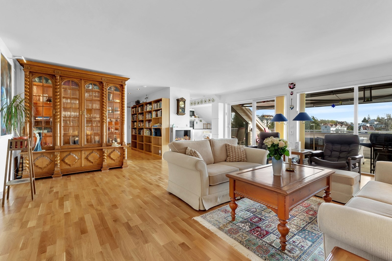 Leiligheten har en praktisk planløsning. Generøse vindusflater gir godt med naturlig lys. Galleribilde