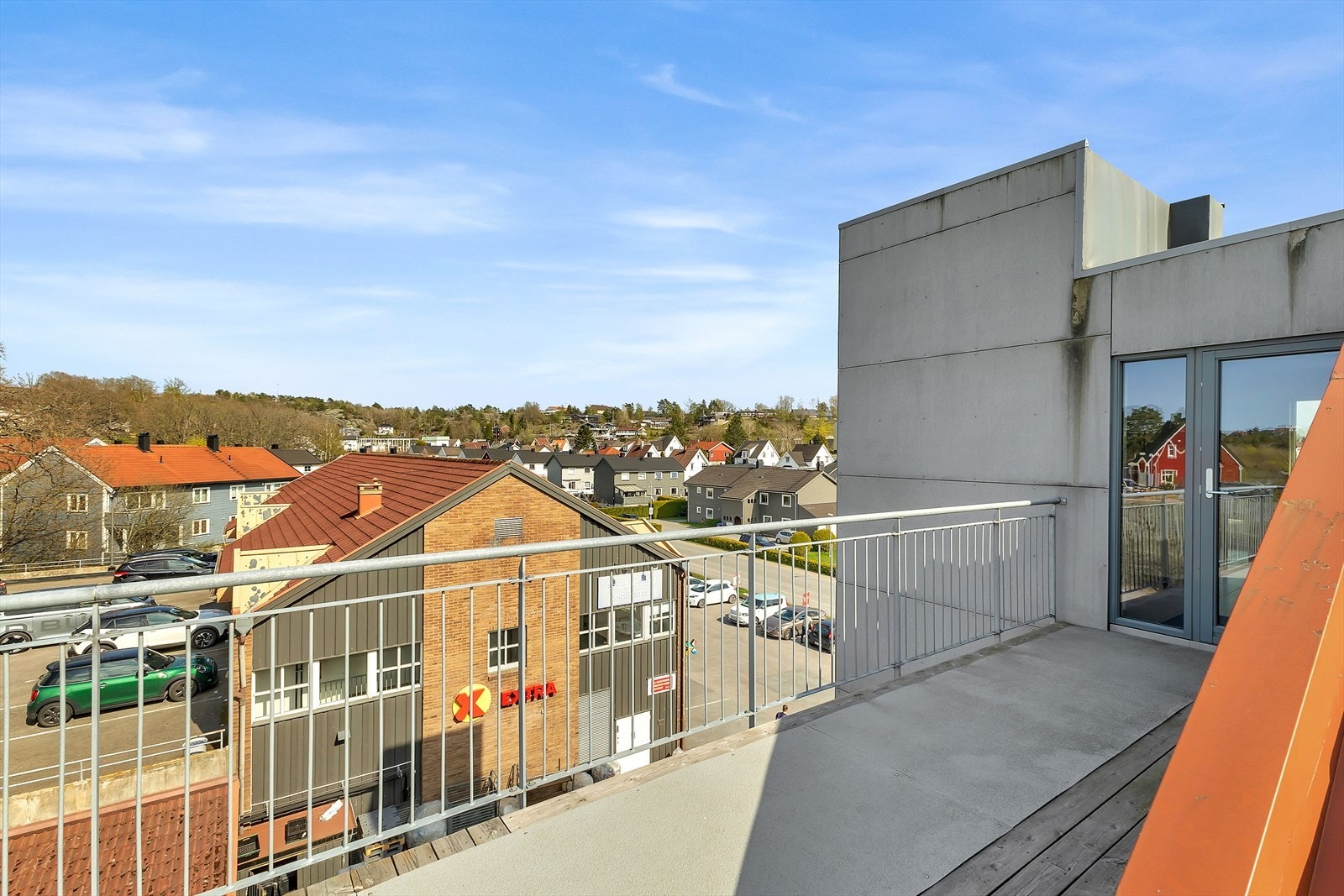 Trivelig adkomst via felles inngangsparti, trappegang og svalgang. Galleribilde