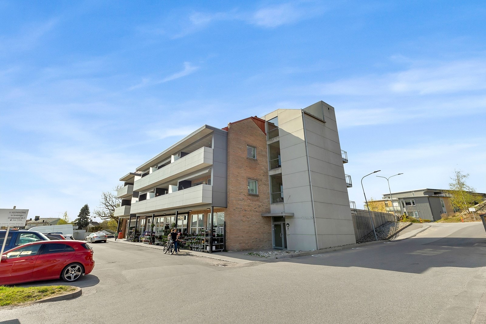 Sameiet har felles bod- og garasjeanlegg. Leiligheten disponerer uformelt én bod og én parkeringsplass. Galleribilde