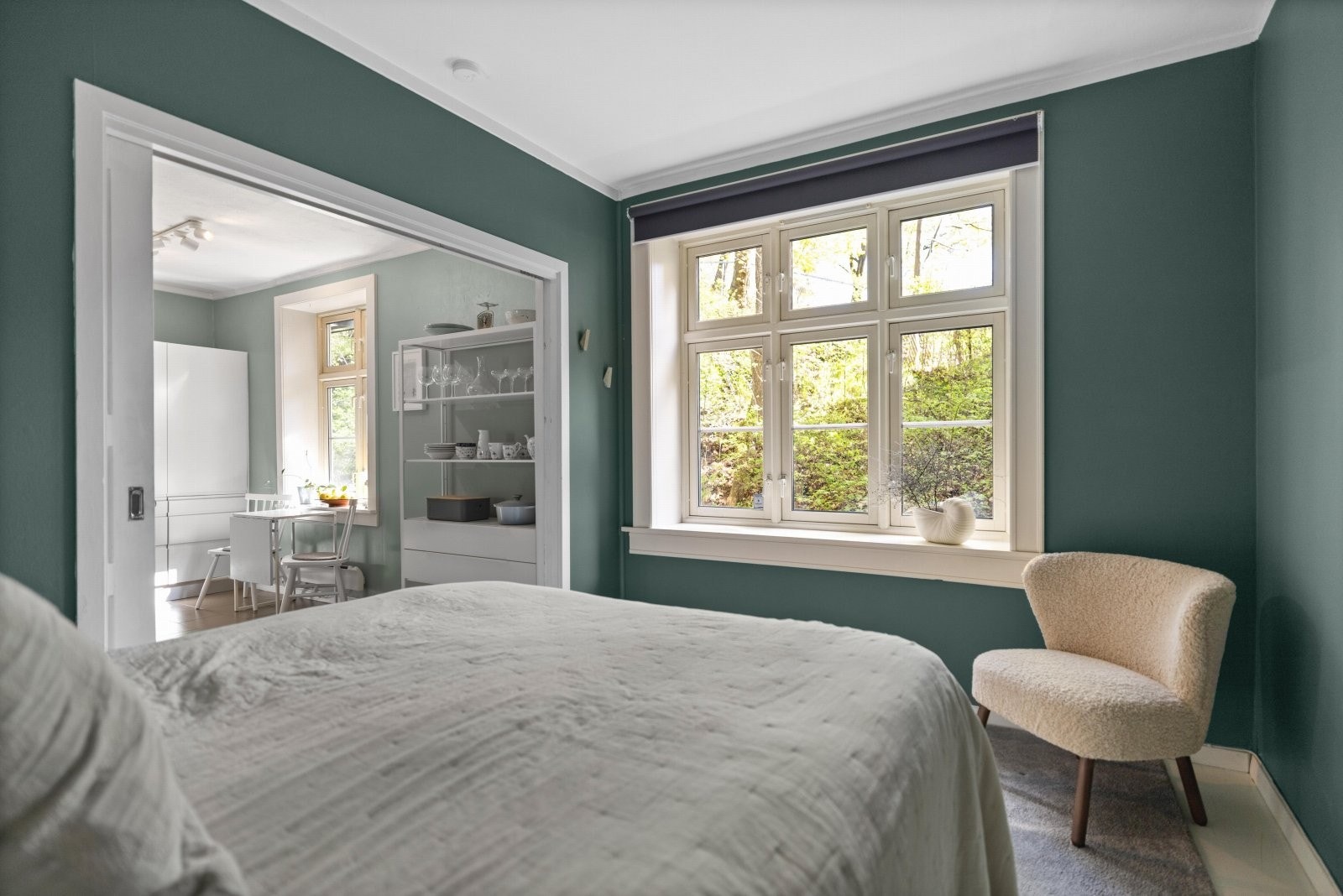 Det er god plass til stor dobbeltseng og oppbevaring av klær i praktisk garderobeløsning Galleribilde