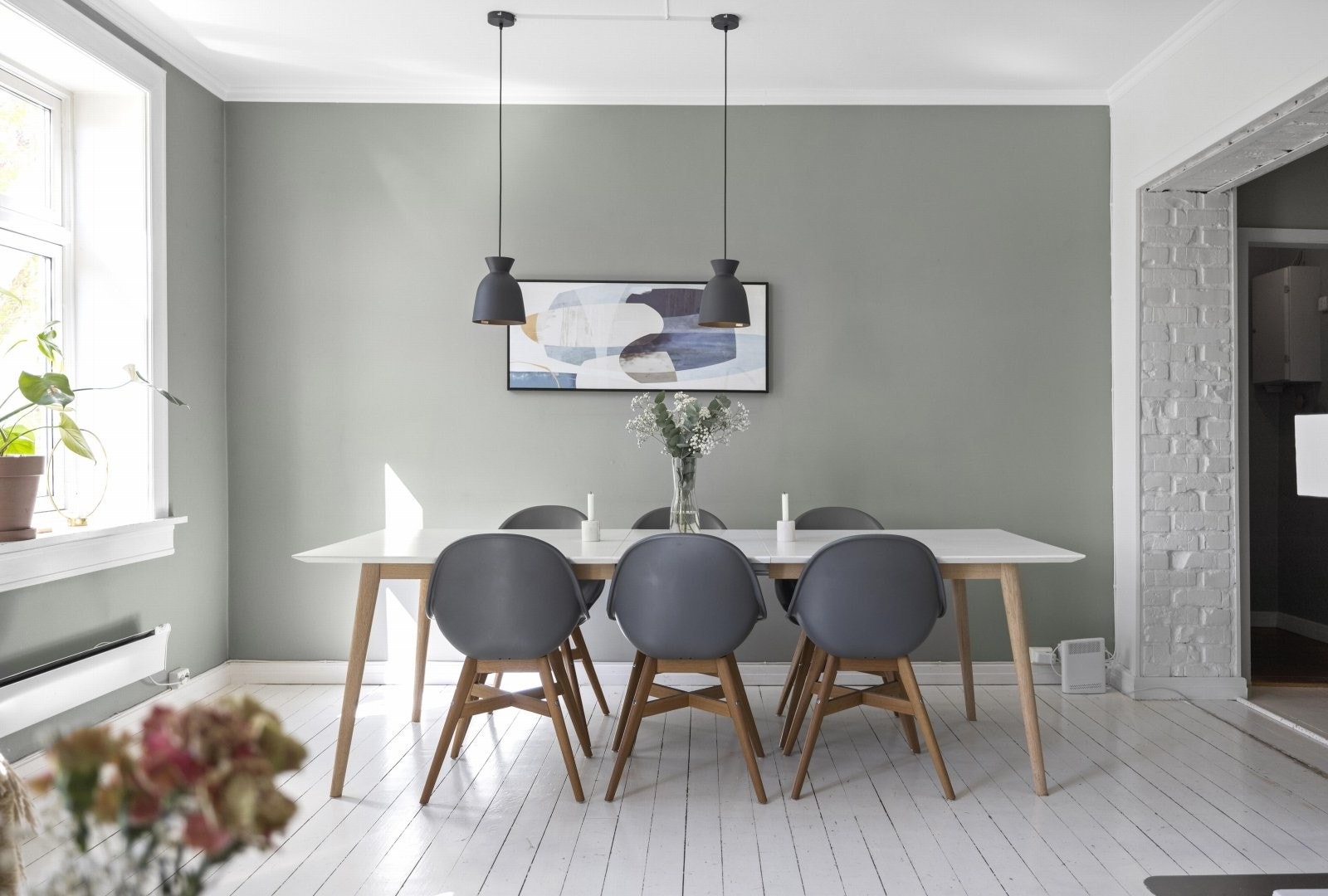 Leiligheten oppleves som luftig med god takhøyde og store vindusflater som gir godt med naturlig sollys Galleribilde