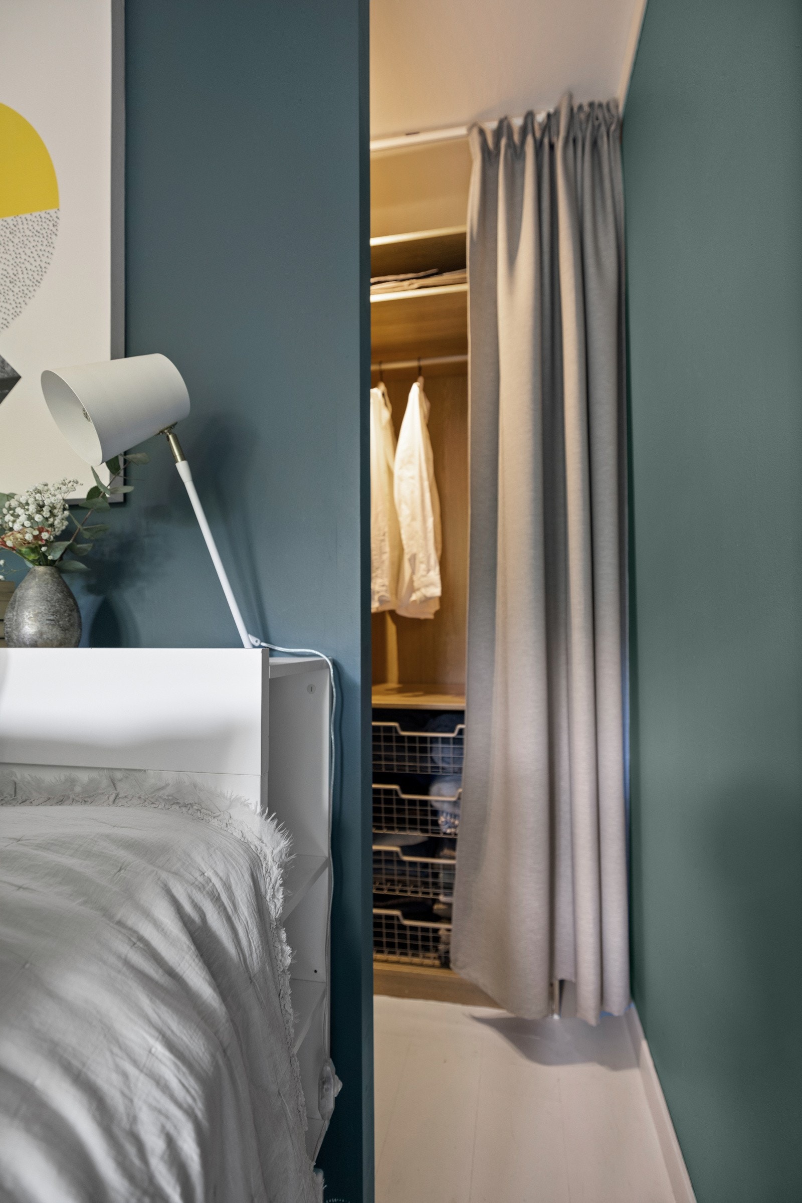 Stor og praktisk garderobe med pent forheng. Skapet består av både opphengt og hyller, samt belysning Galleribilde