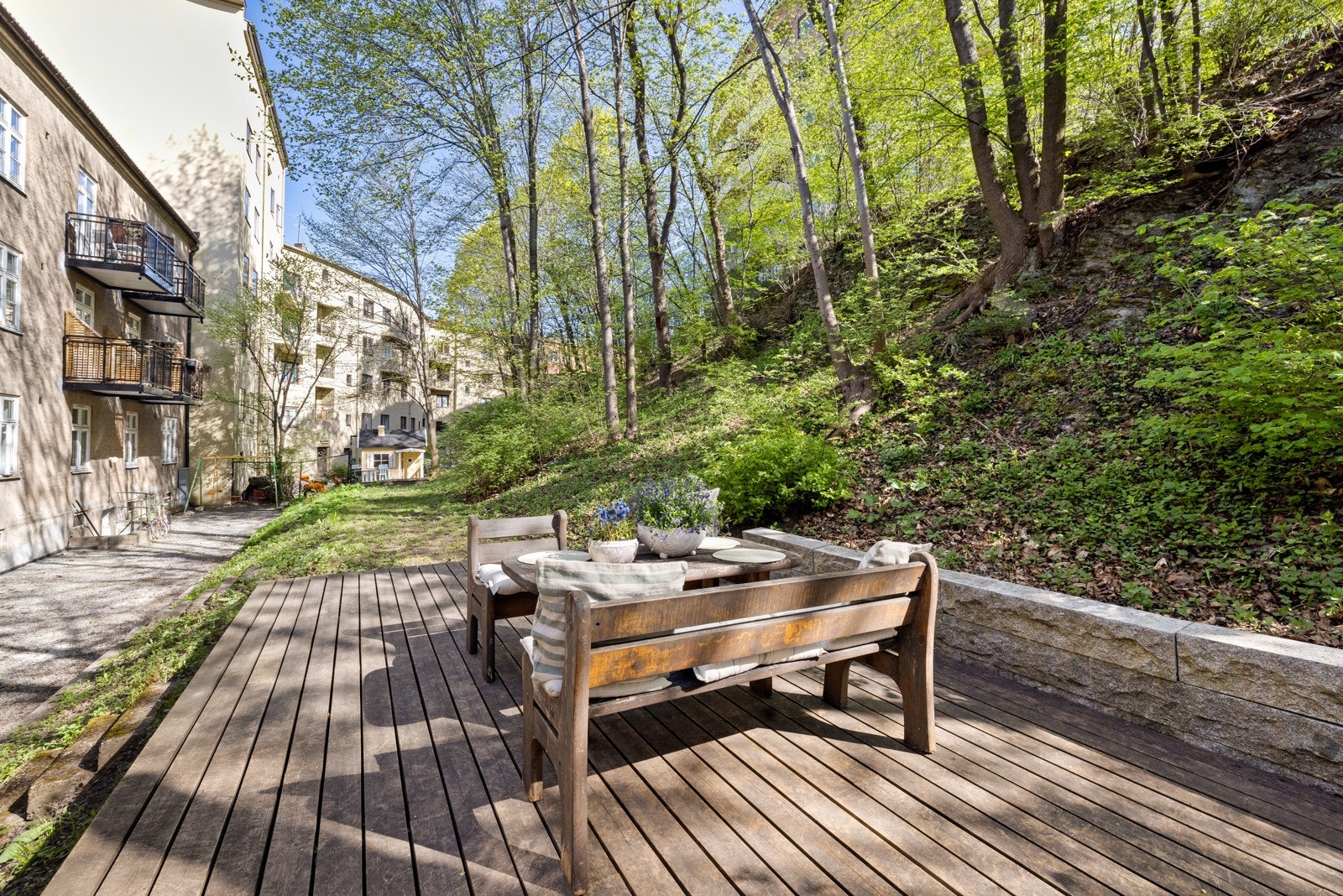 Bakgården oppleves svært grønn og frodig på sommerhalvåret Galleribilde