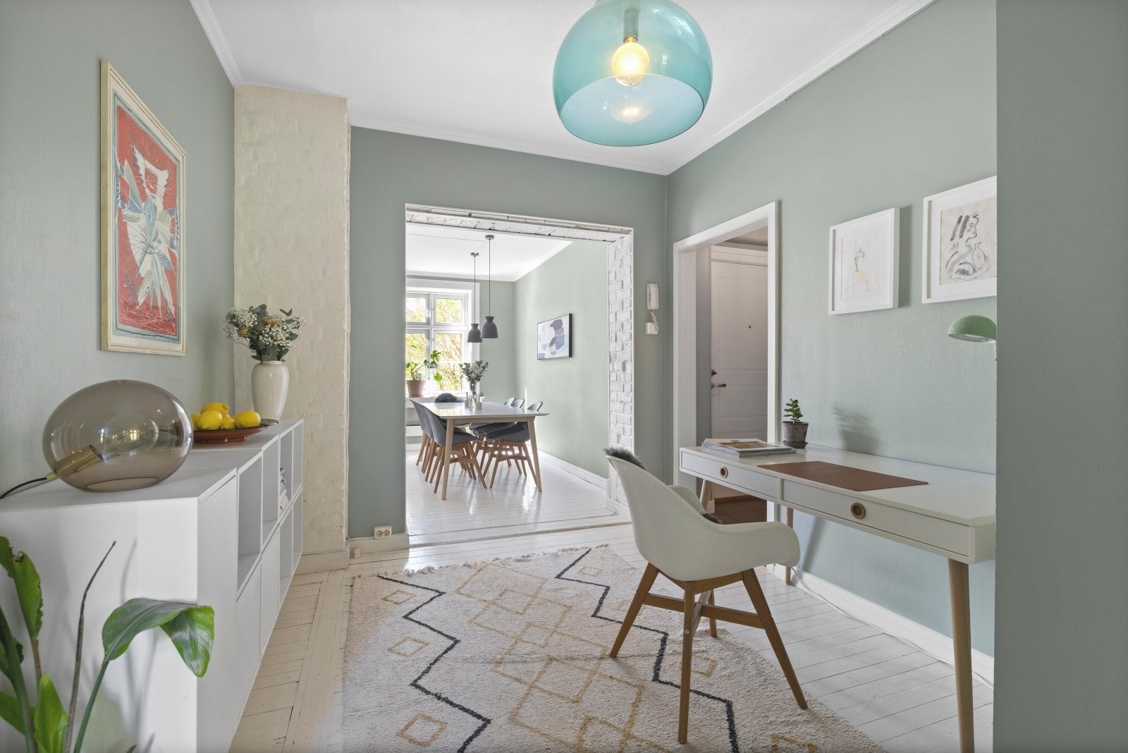 Mellomgang med god plass til møbler som f.eks hylle, stol eller skrivebord Galleribilde