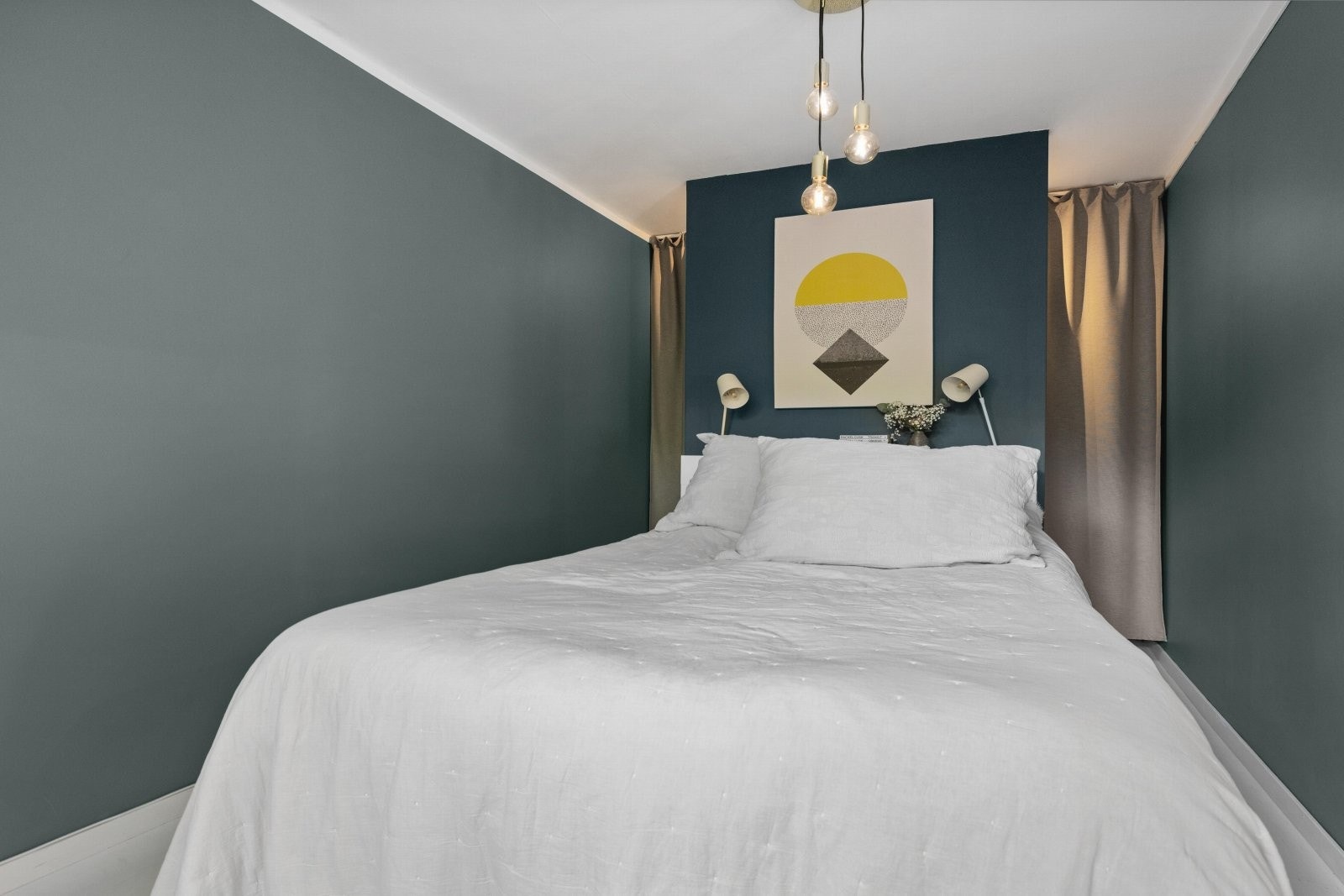 Soverommet ble pusset opp i 2018 med ny vegg med pyntehylle for avskjerming til garderobe, samt malte overflater i en lun og tidsriktig farge Galleribilde