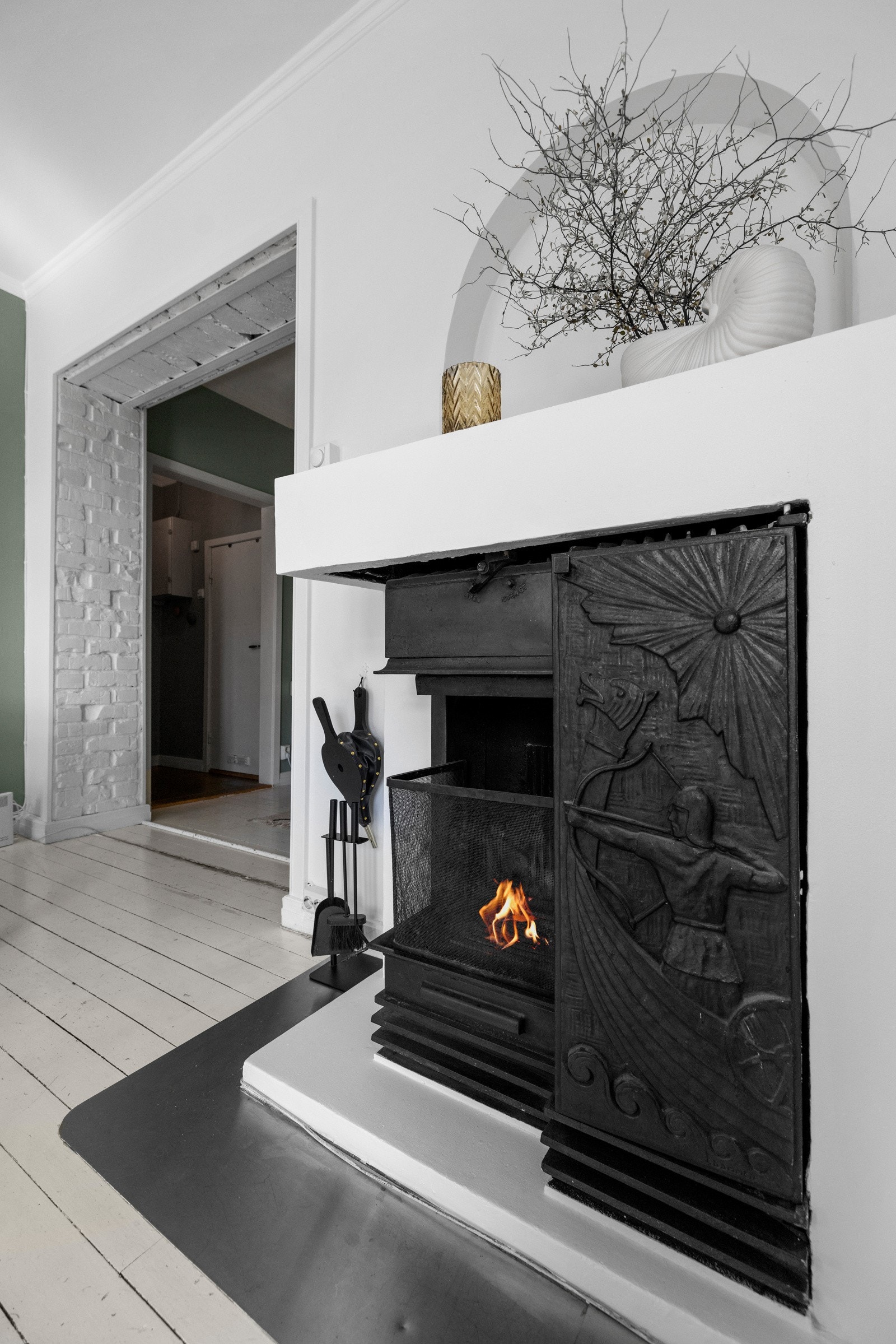 Det er både peis og vedovn i stue Galleribilde