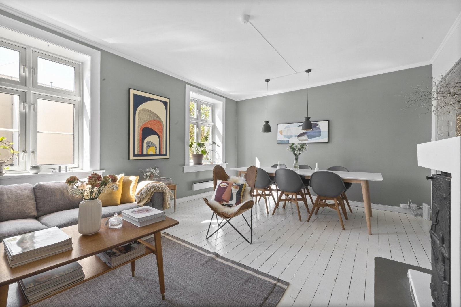 Leiligheten ligger i en høy første etasje skjermet med forhage med prydbusker og hekk. Uteområde brukes flittig av selger og kan man nyte ettermiddag/kveldssol Galleribilde