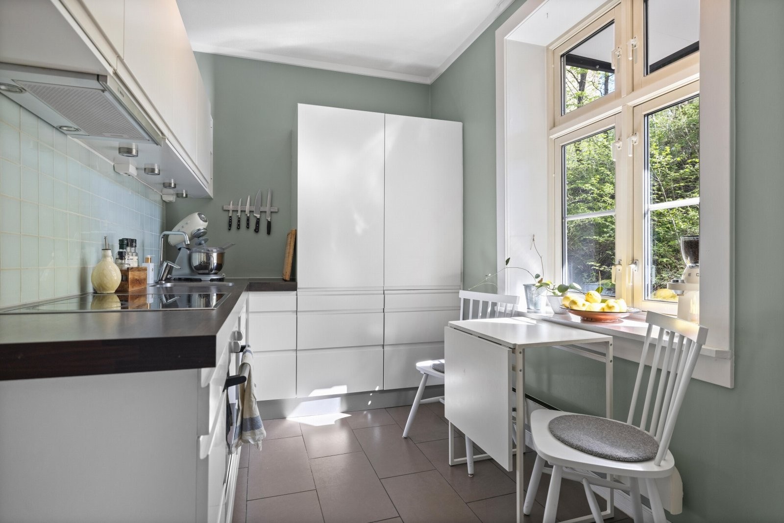 Tidløs HTH kjøkkeninnredning med god skap- og benkplass Galleribilde
