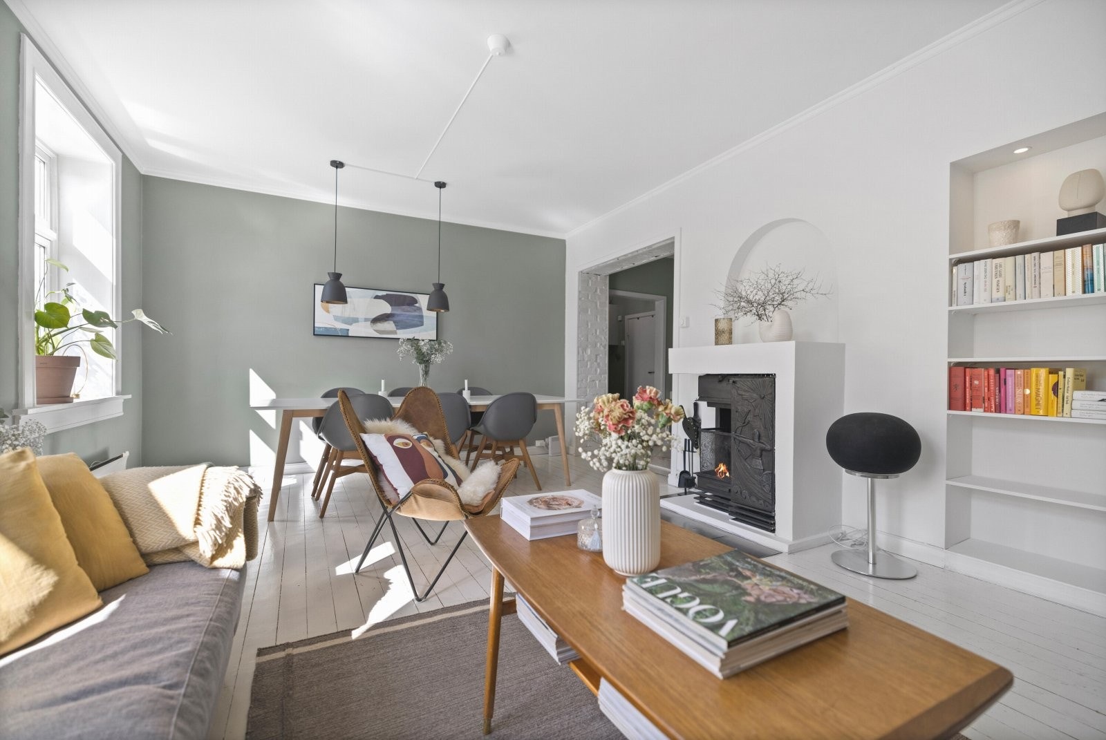I stuen er det god plass til både sofagruppe med stuebord og stort spisebord med tilhørende stoler Galleribilde