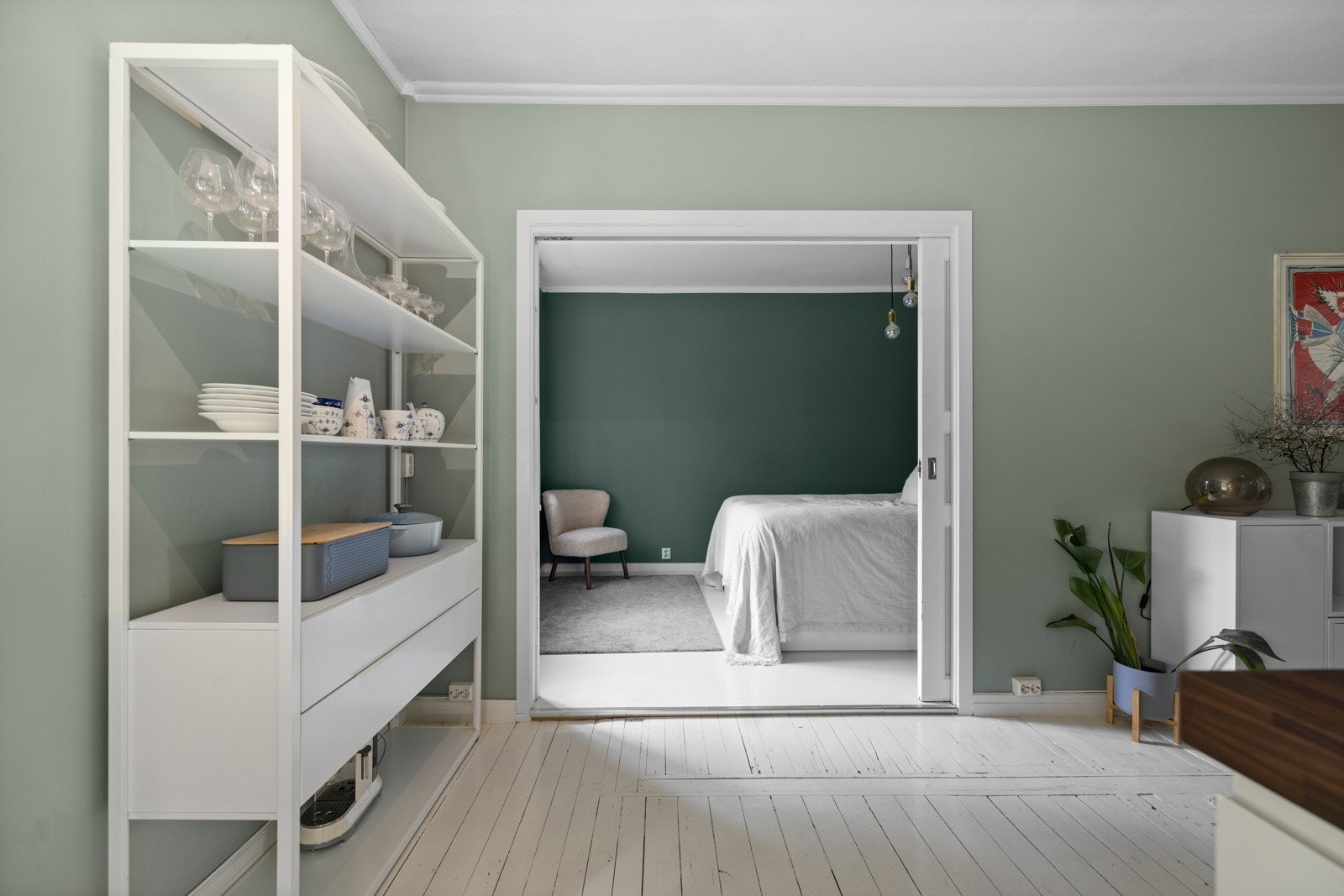 Fra mellomgangen har man inngang til stort soverom via flott skyvedør. Soverommet vender mot rolig bakgård Galleribilde