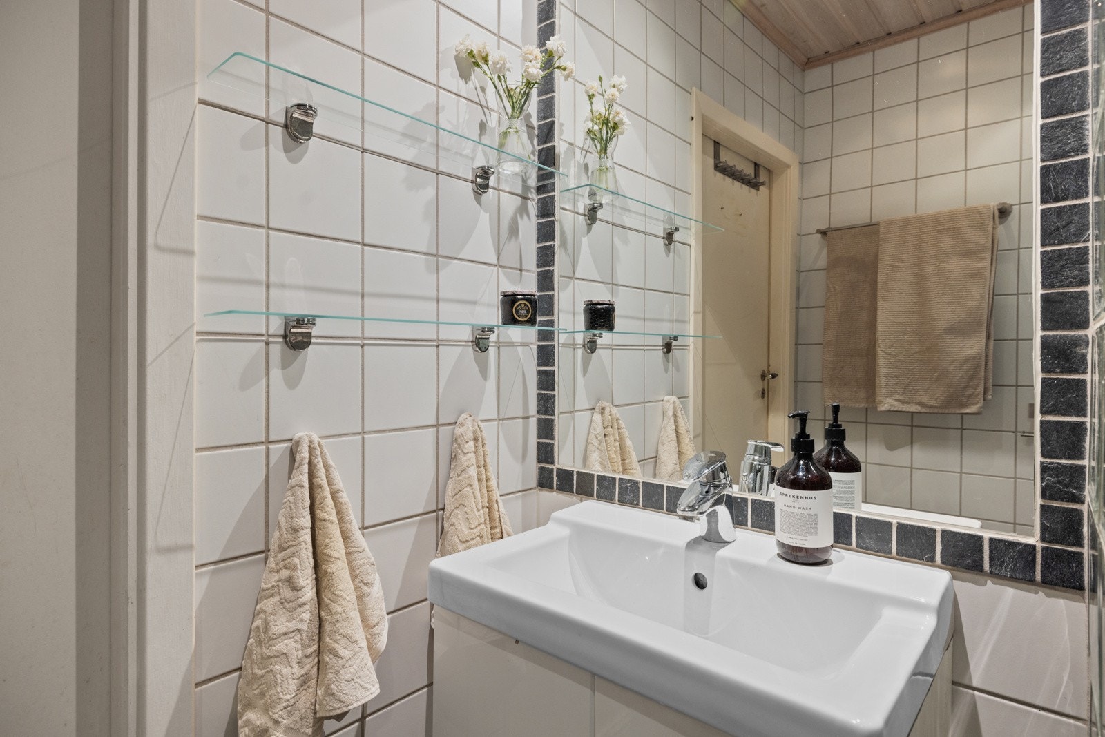 Badet er av eldre dato. Pyntehylle og skap under servant for oppbevaring Galleribilde