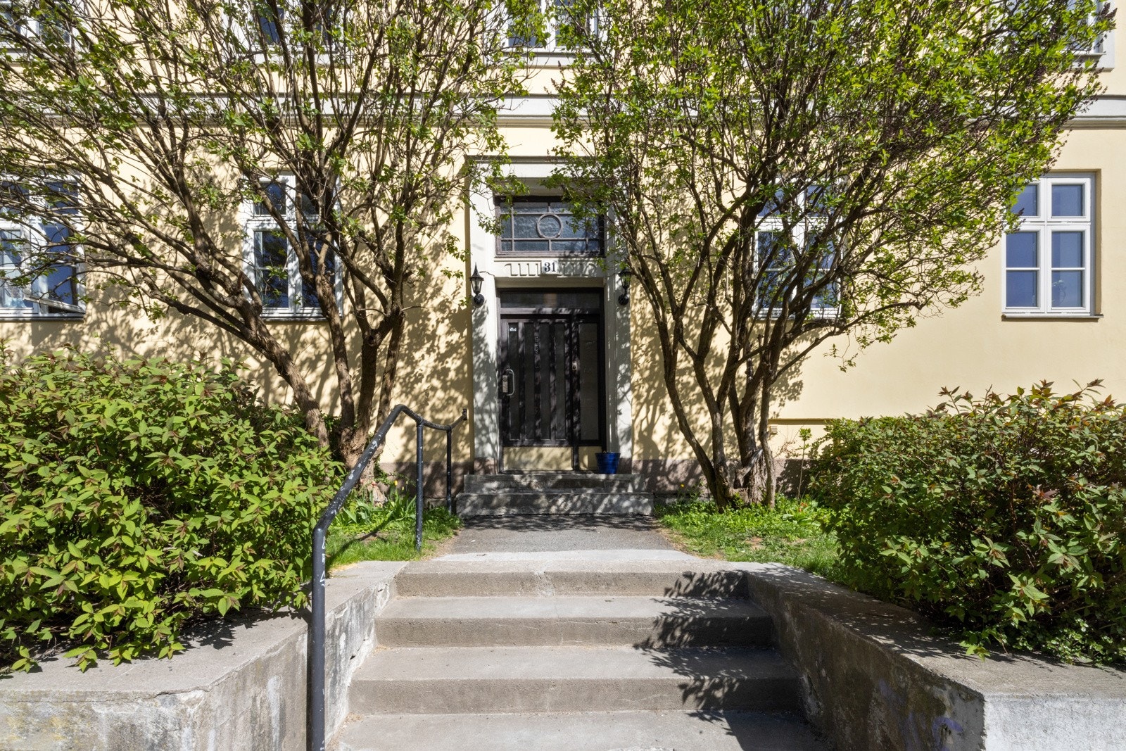 Fra gateplan må man gå opp en trapp for å komme til forhagen, videre er det en trapp i bygget som fører til leiligheten. Derav er dette en en høy førsteetasje Galleribilde