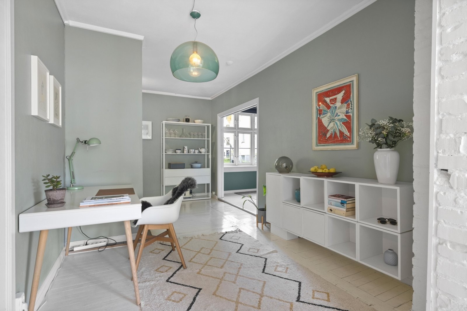 Lys og luftig leilighet med et flott fargevalg og malte, originale tregulv Galleribilde