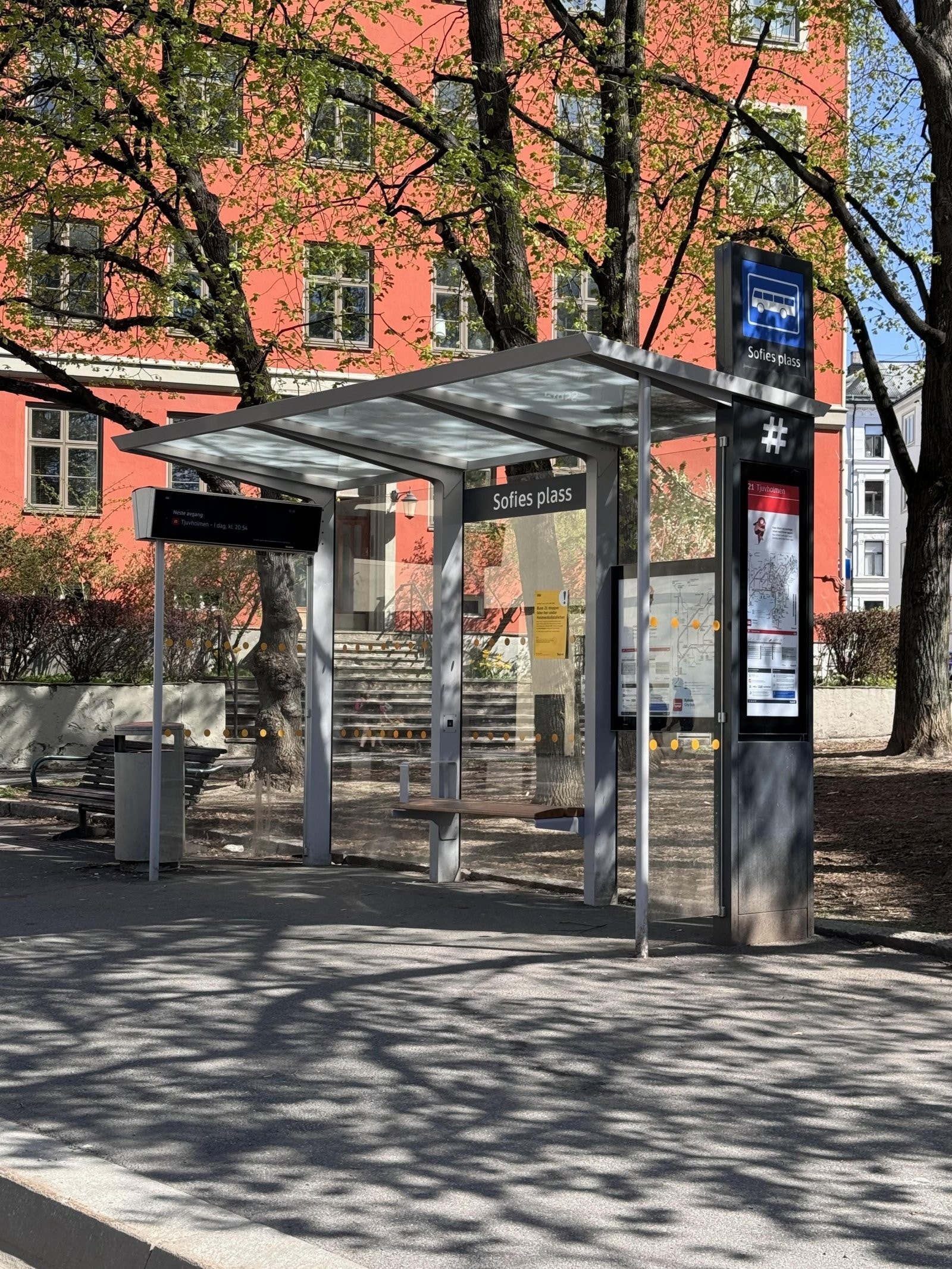 Det er et bredt kollektivtilbud i området. 21- og 37 bussen ligger rett i nærheten Galleribilde