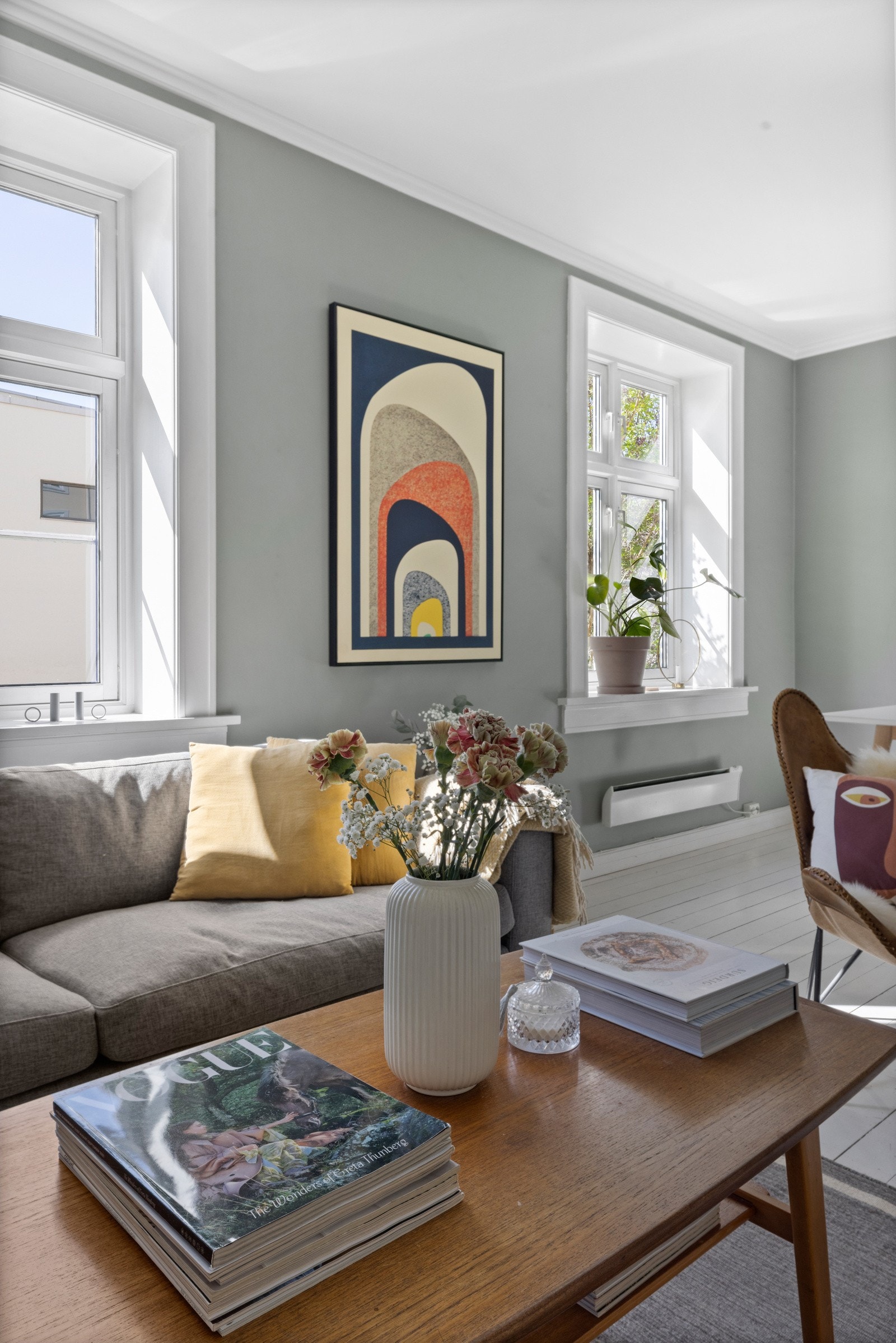 Utenfor vinduene er det et nydelig syrintre som bidrar til hyggelig atmosfære på sommerhalvåret Galleribilde