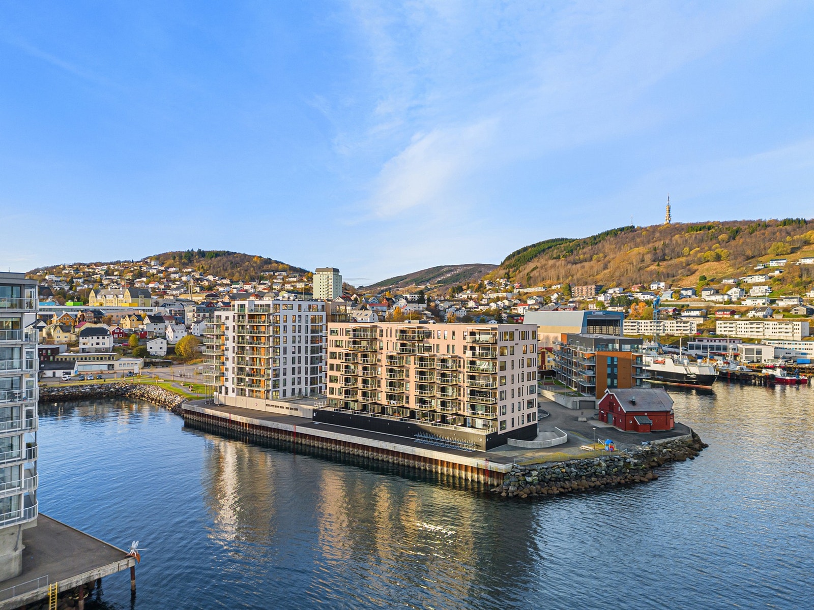 Boligen ligger i hjertet av Harstad sentrum, helt ytterst på Pynten Galleribilde