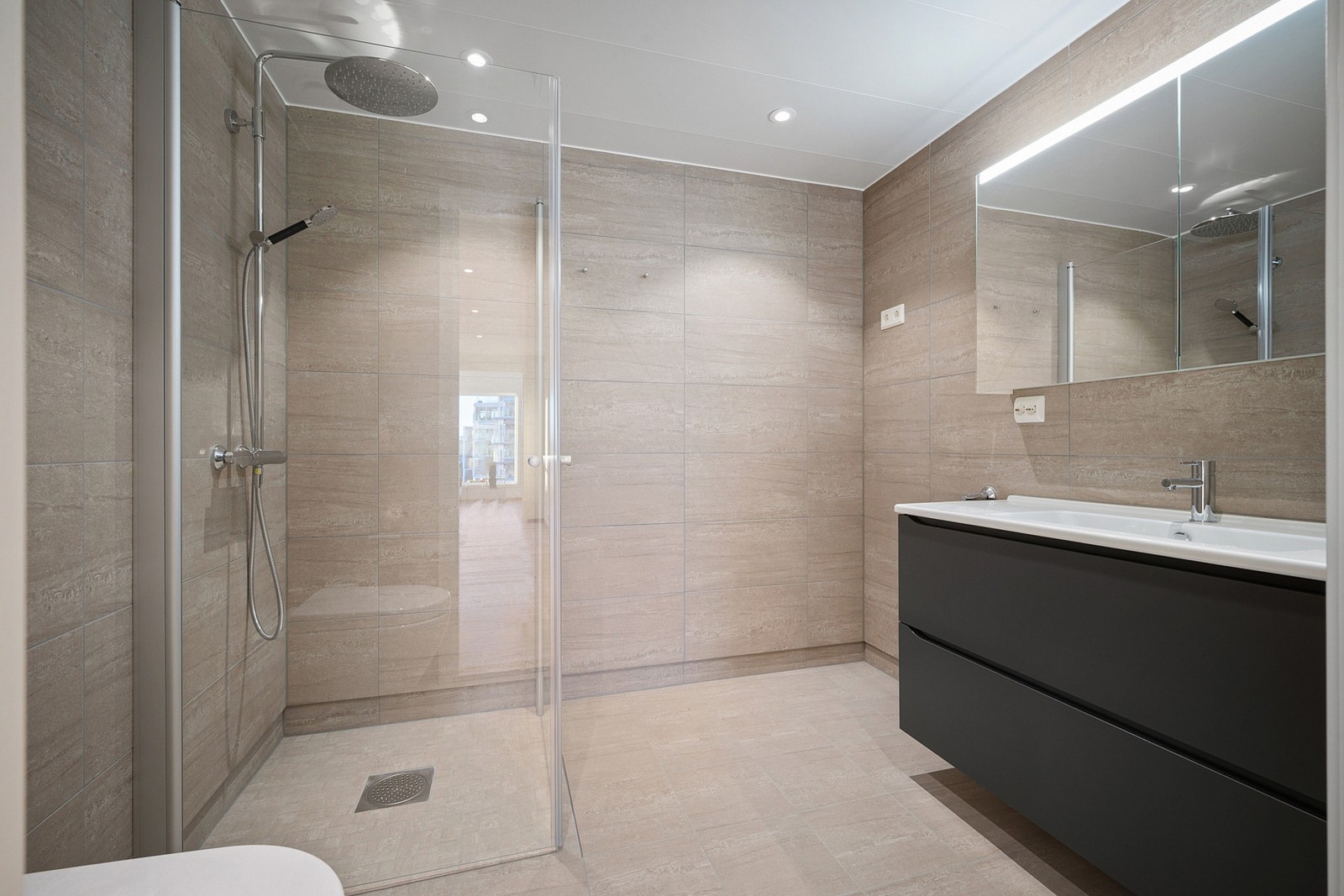 Flislagt bad med vannbåren varme i gulv Galleribilde