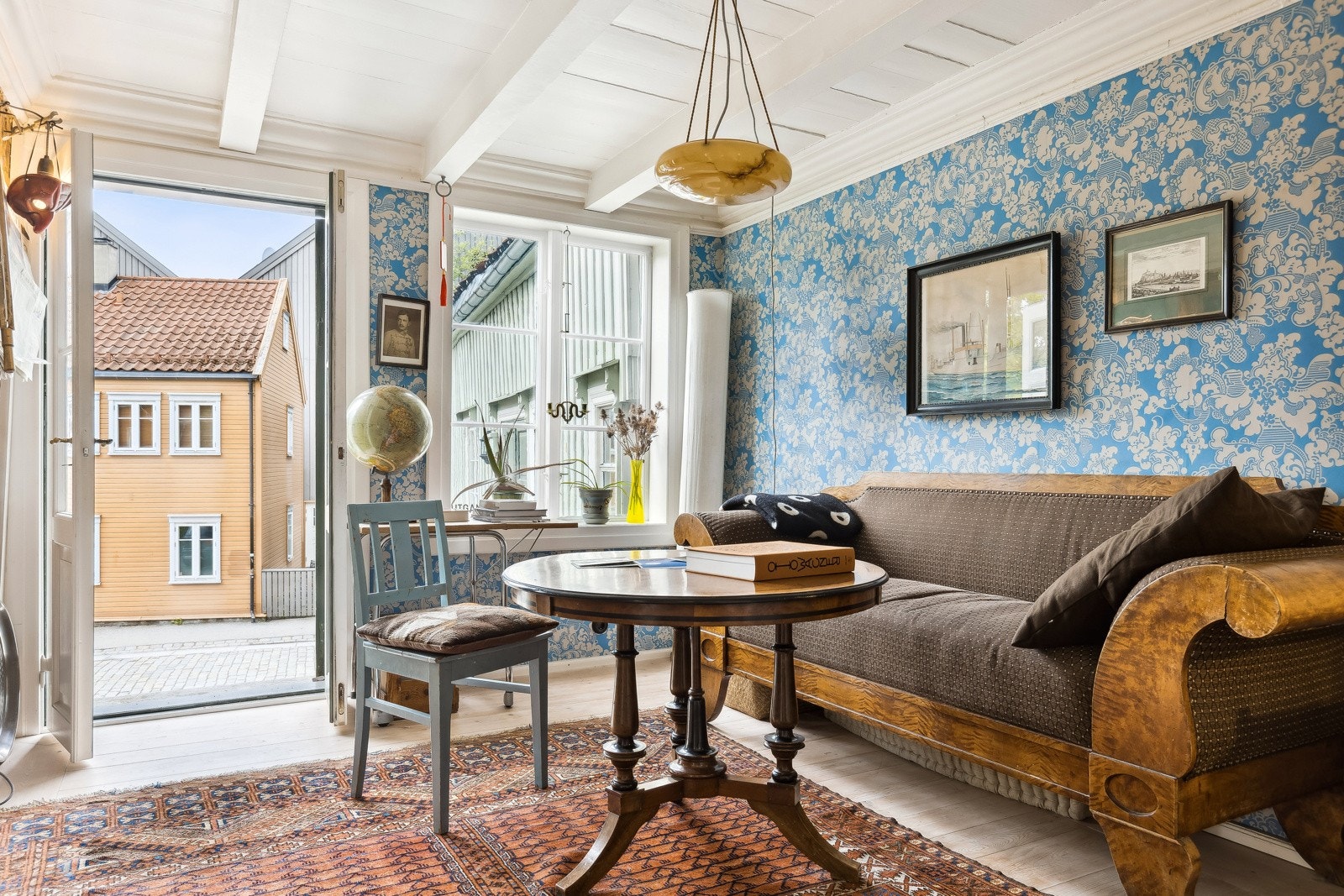 Fra stuen er det direkte utgang til Bakklandets brosteinsbelagte gater med kaféer, restauranter og små nisjebutikker. Galleribilde