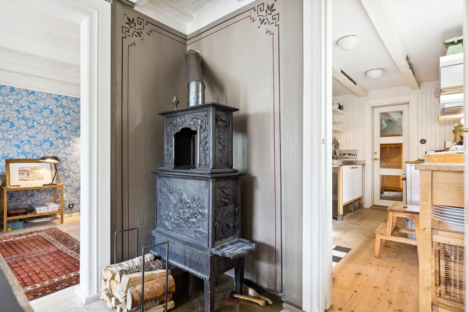 Den flotte vedovnen tilfører rommet både komfort og sjarm. Galleribilde