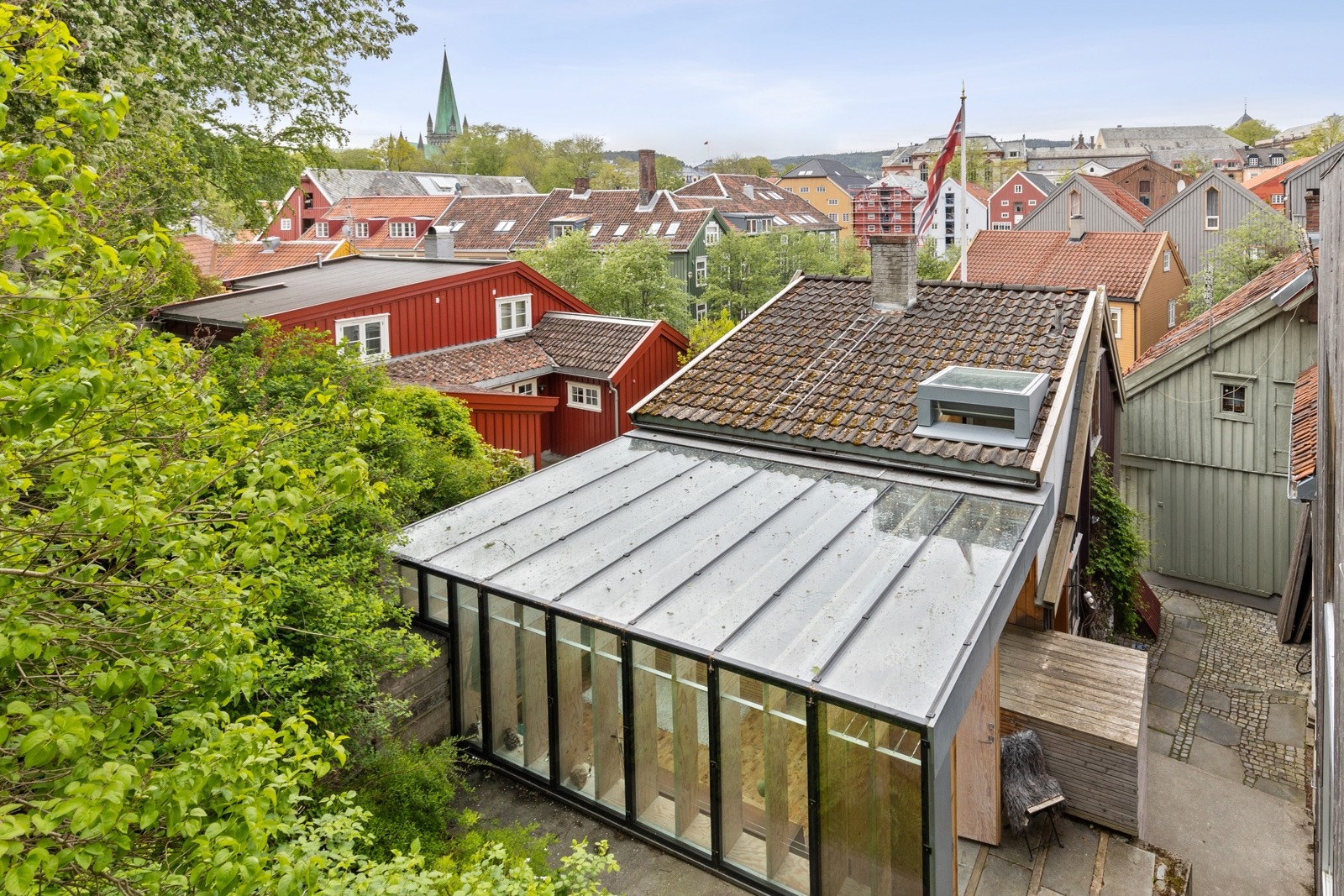 Enten du er interessert i historie, arkitektur eller bare ønsker å bo i en unik og sjarmerende bolig, vil du garantert bli begeistret for denne historiske perlen. Galleribilde