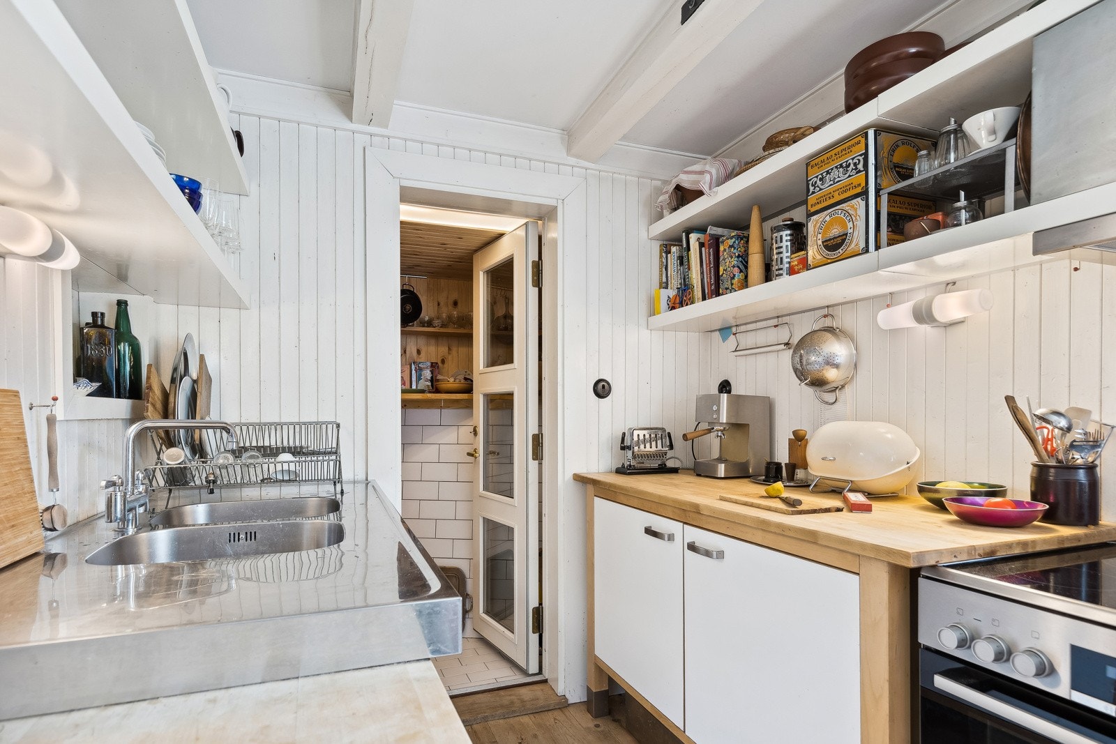 Kjøkkeninnredning med god skap- og hylleplass. Oppvaskmaskin. Galleribilde