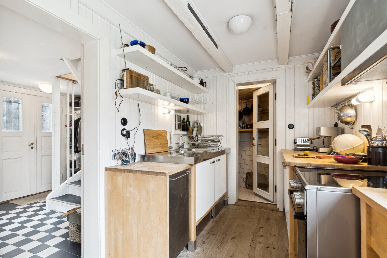 Kjøkkenet er funksjonelt og velutstyrt, med god plass til matlaging. Galleribilde