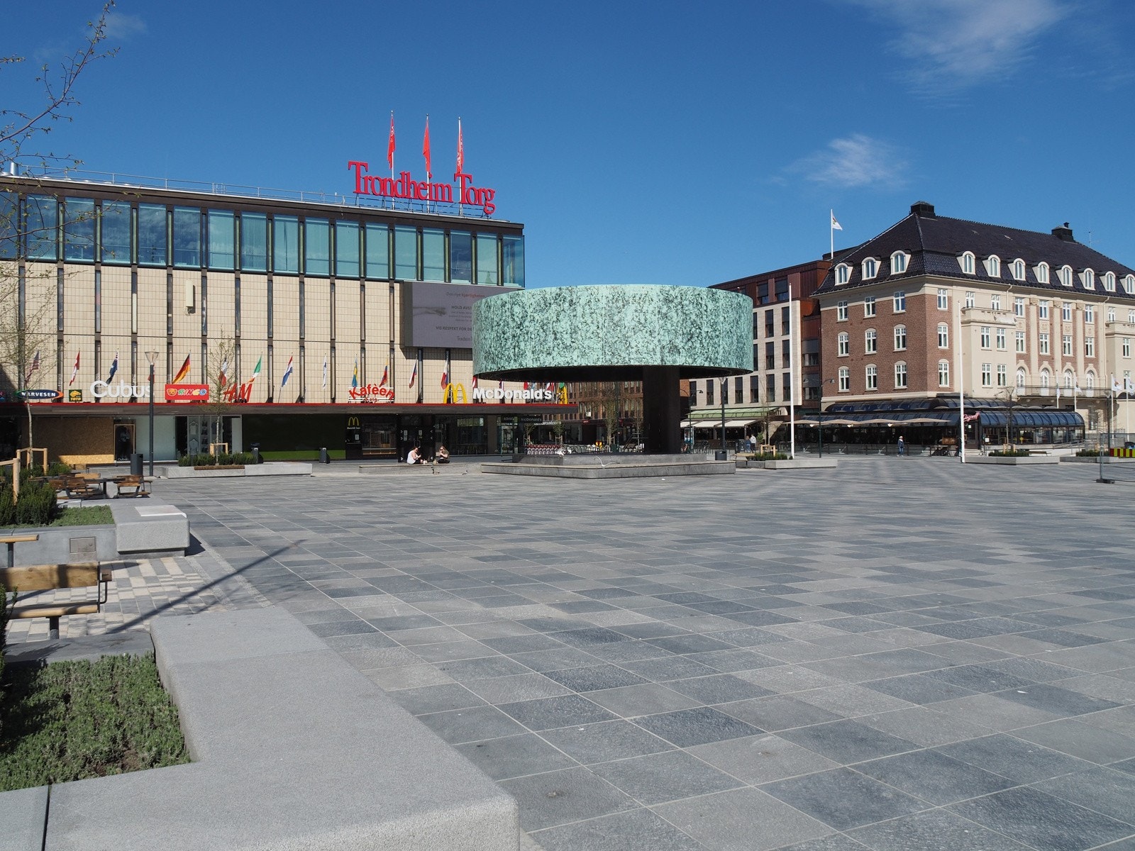 Fra boligen er det en kort spasertur til Trondheim sentrum. Hvor har tilgang på blant annet Trondheim Torg, og et rikholdig tilbud av butikker, restauranter og kafèer. Galleribilde