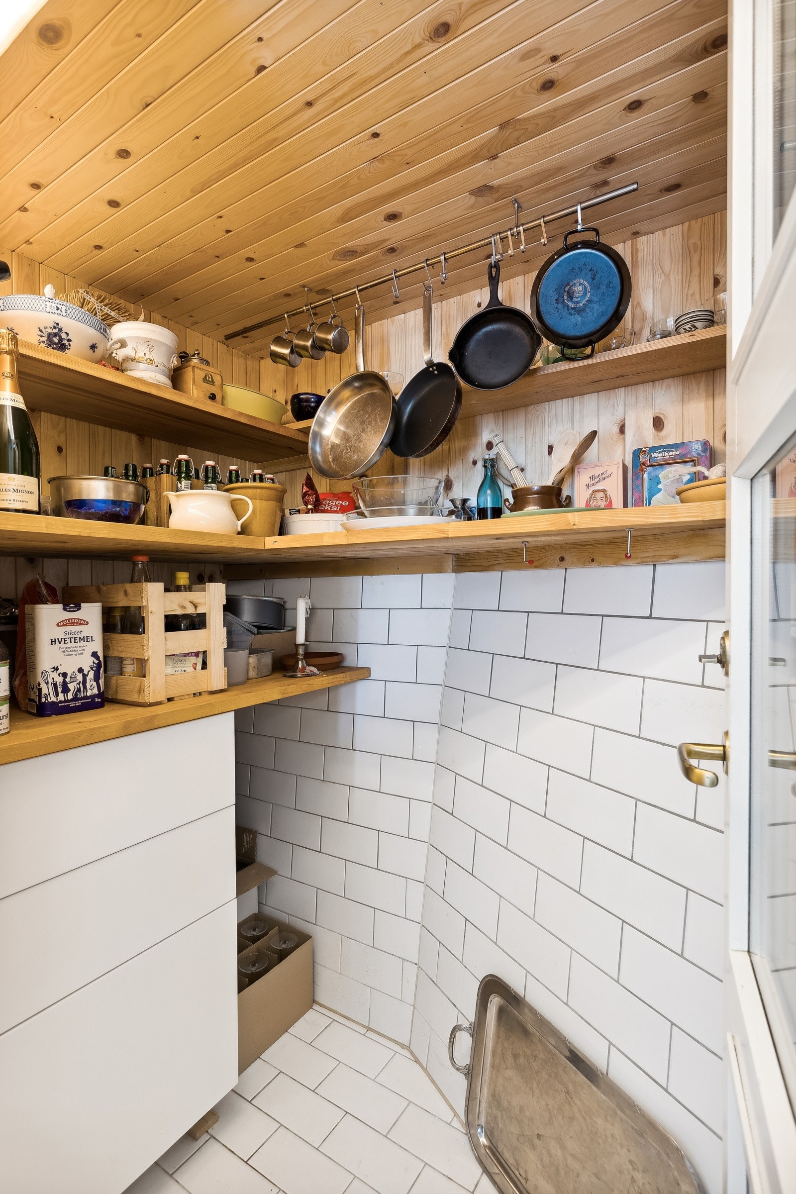 Med et spiskammer rett ved siden av, har man enkel tilgang til alt man trenger på kjøkkenet. Galleribilde