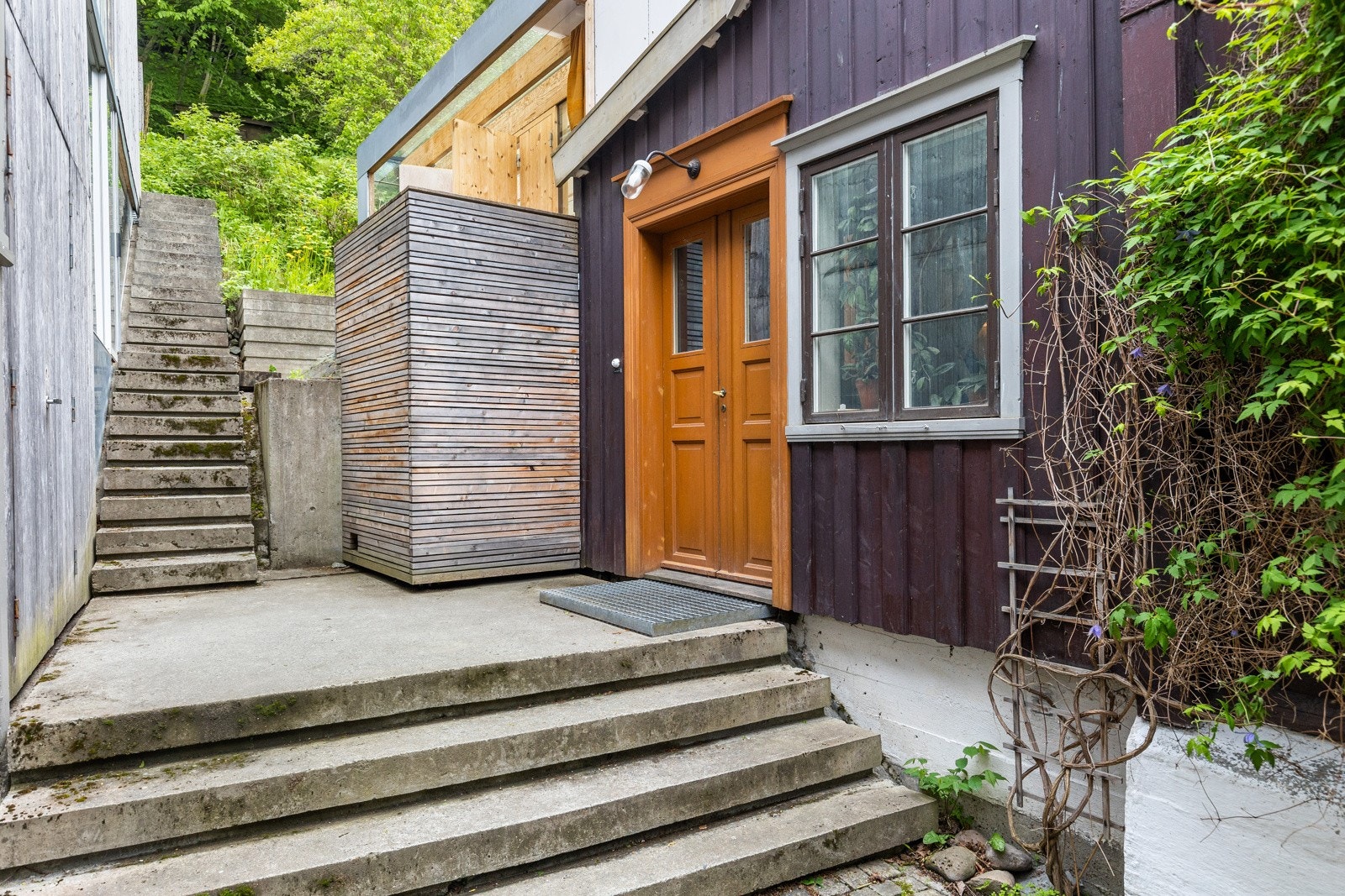 Hovedinngangen ligger i en rolig bakgård og det er parkeringsplass på eiendommen. Med gode arkitektoniske løsninger og flotte detaljer fremstår boligen som svært smakfull. Galleribilde