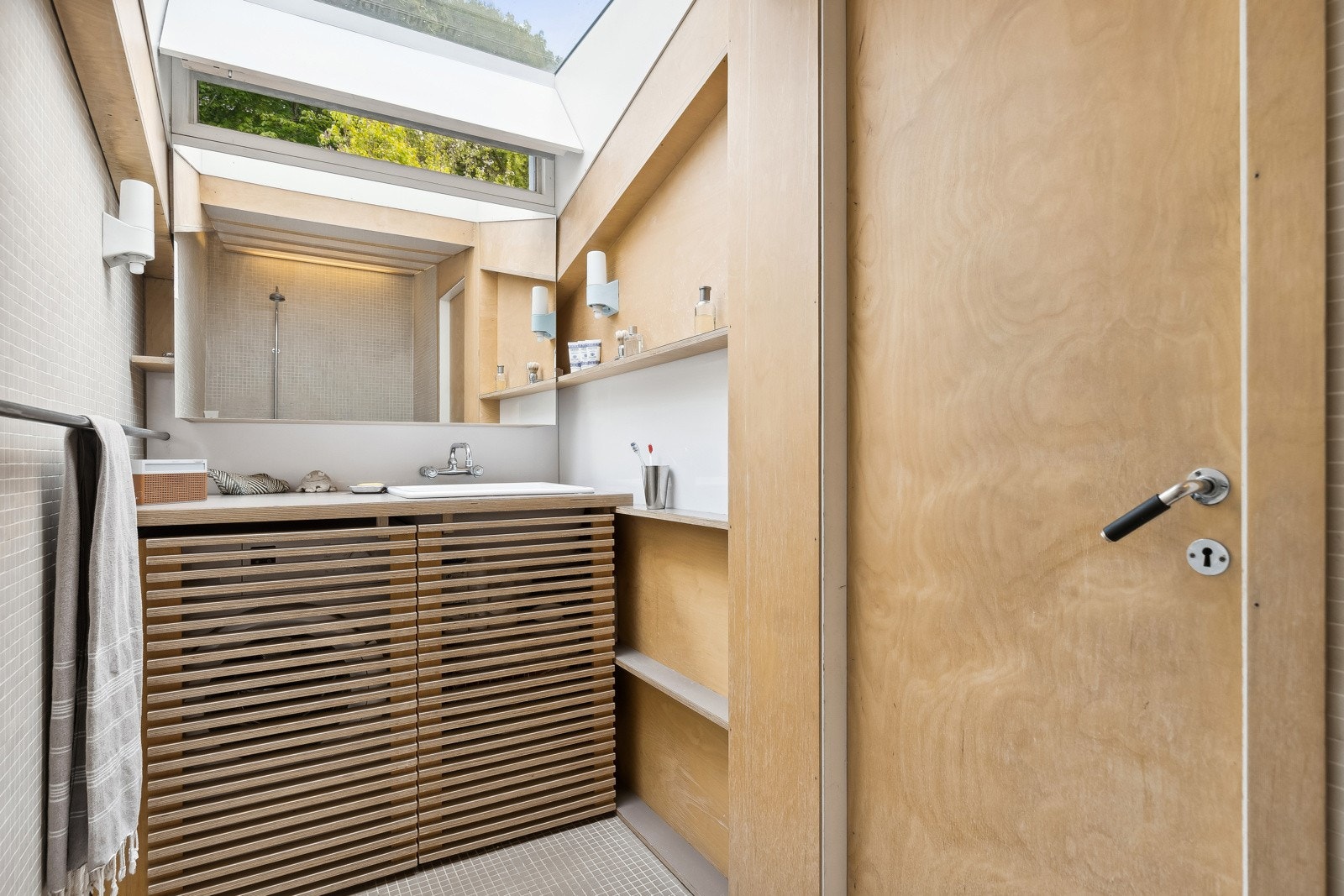 Naturalistisk baderomsdesign fra 2007 (oppgradert 2023), med takvindu som sørger for et godt lysinnslipp. Galleribilde