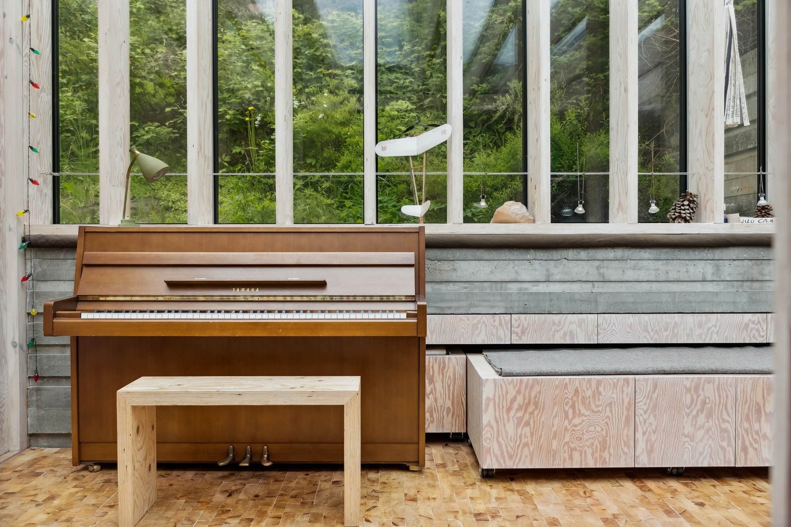 Vinterhaven er vendt mot frodige grøntområder som skjermer for innsyn. Dette rommet er perfekt for en avslappende stund, samtidig som du nyter en følelse av å være utendørs. Galleribilde