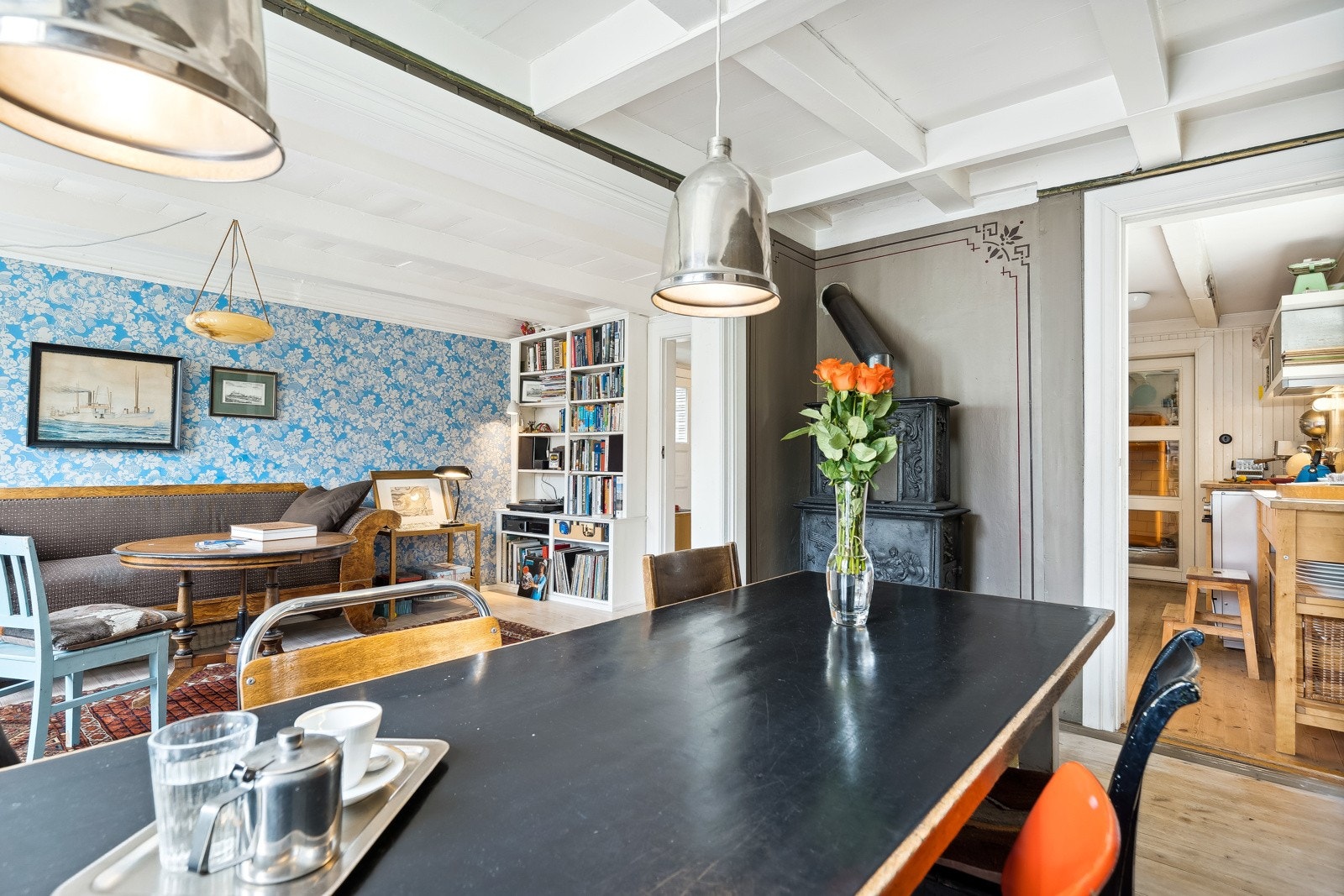 Åpen løsning mellom stue og spisestue skaper et lyst og luftig rom som inviterer til samvær. Galleribilde