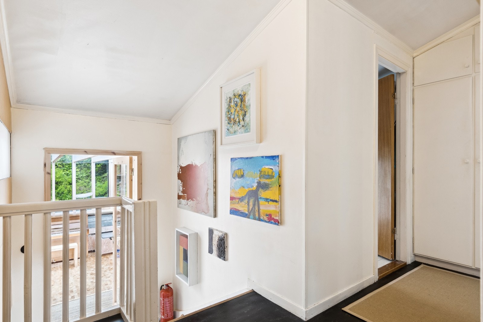 2.etasje har gjennomgått flere oppgraderinger som har bidratt til å gjøre boligen mer funksjonell og moderne. Galleribilde