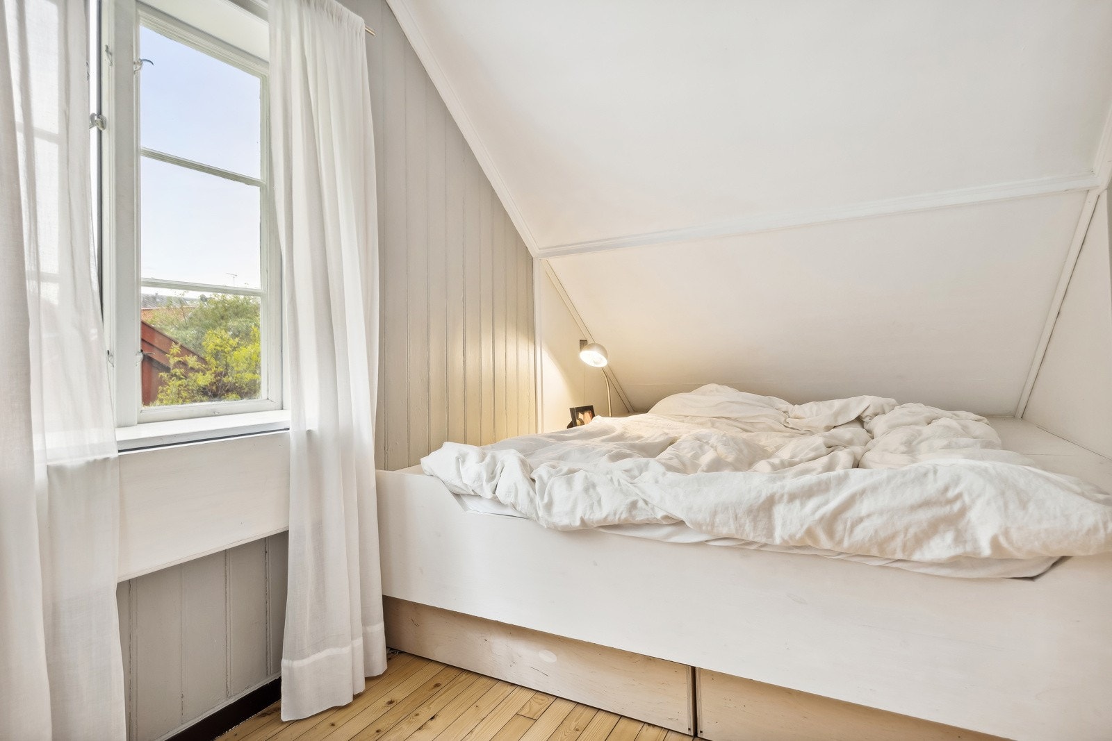 Boligens soverom byr på en behagelig atmosfære som følge av godt lysinnslipp fra vindusflatene. Galleribilde