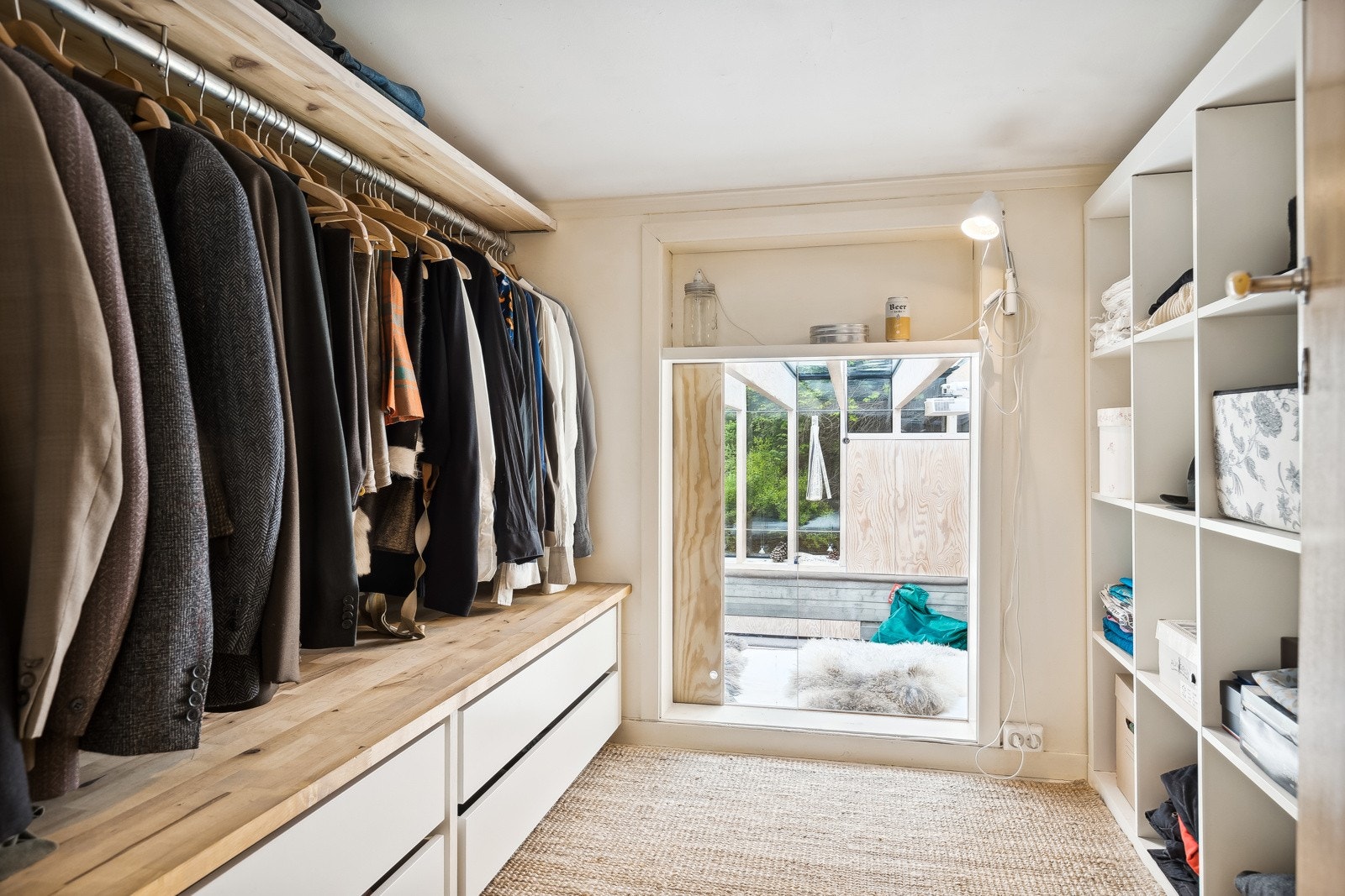 Flott organisert omkledningsrom med god oppbevaringsplass. Galleribilde