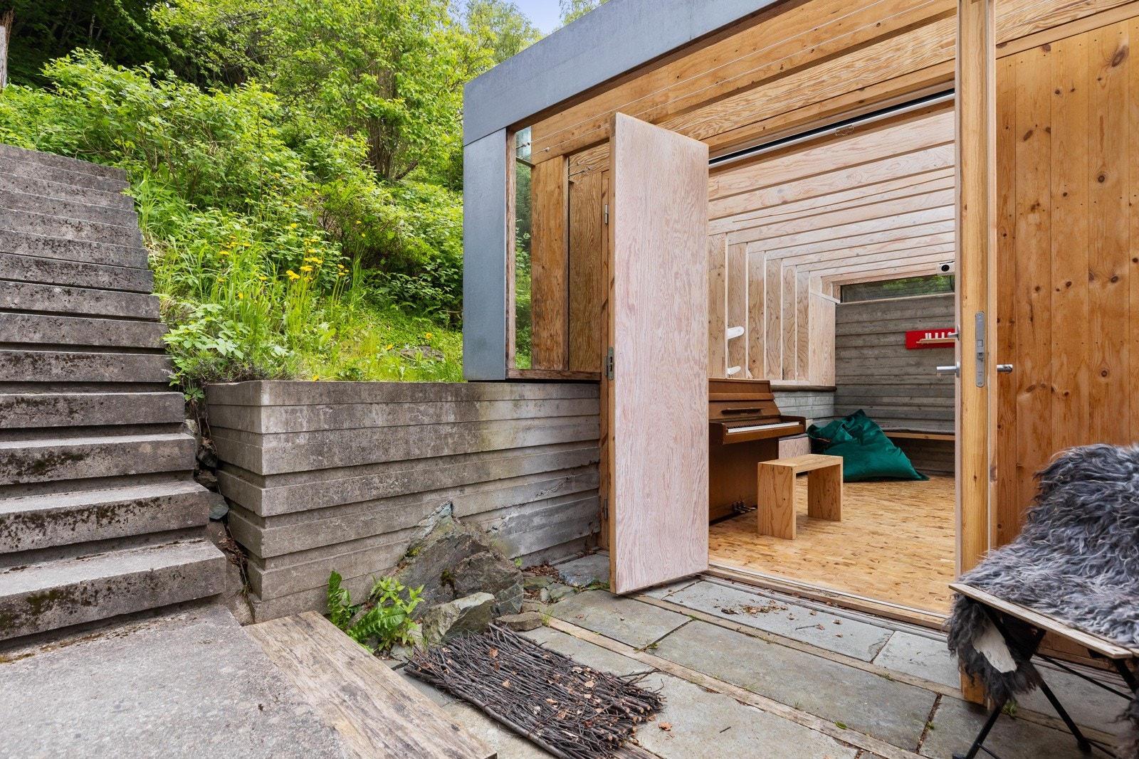 Tilbygget viser respekt for det opprinnelige huset samtidig som det introduserer noe friskt og moderne. Galleribilde