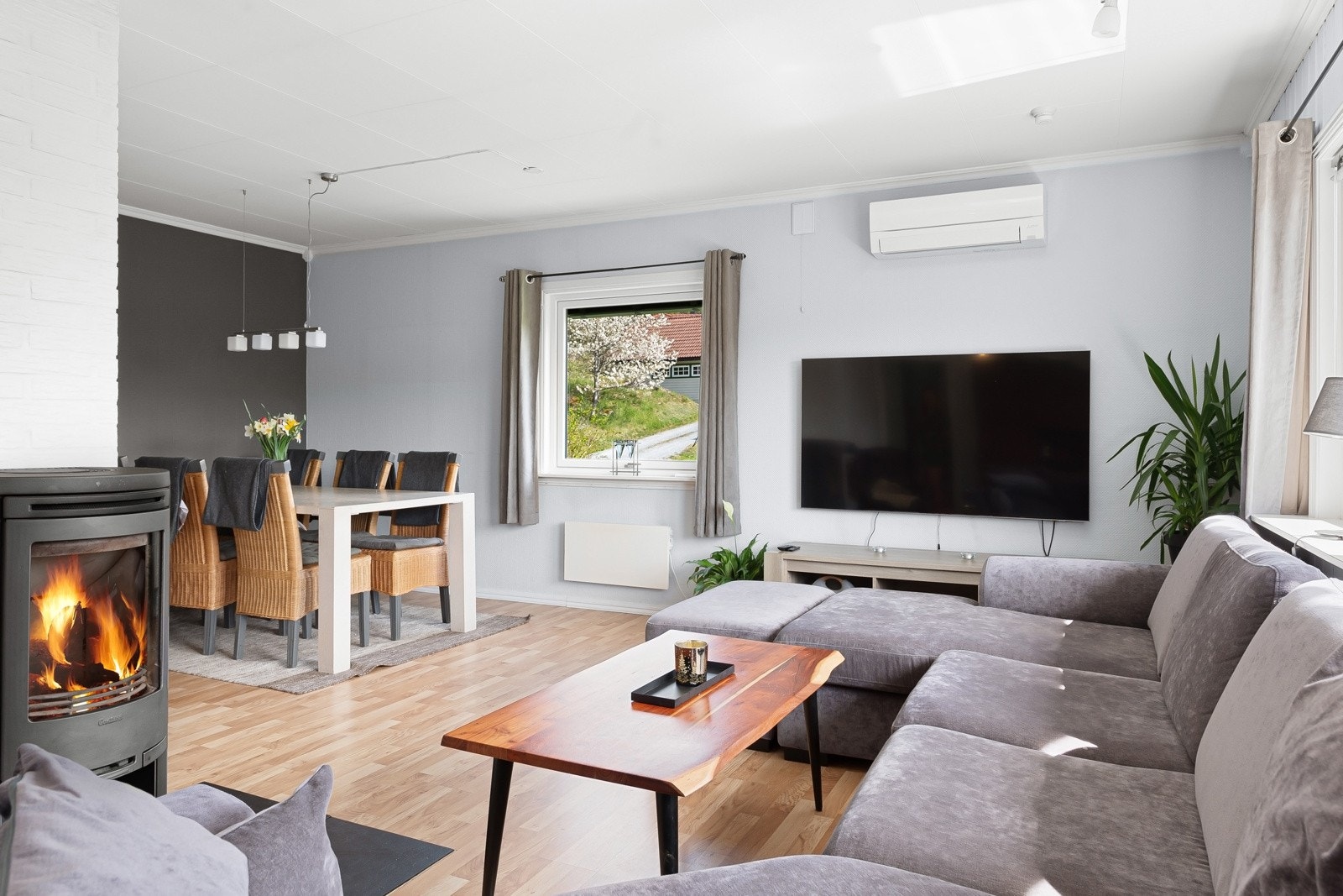 Vinkelstue med plass til både salong og spisestue Galleribilde