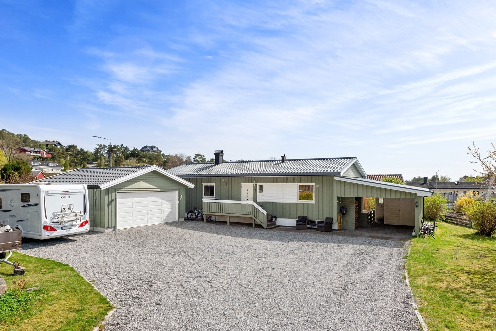 Velholdt enebolig med dobbelgarasje og carport - Solrik beliggenhet i idylliske Sponvika Galleribilde