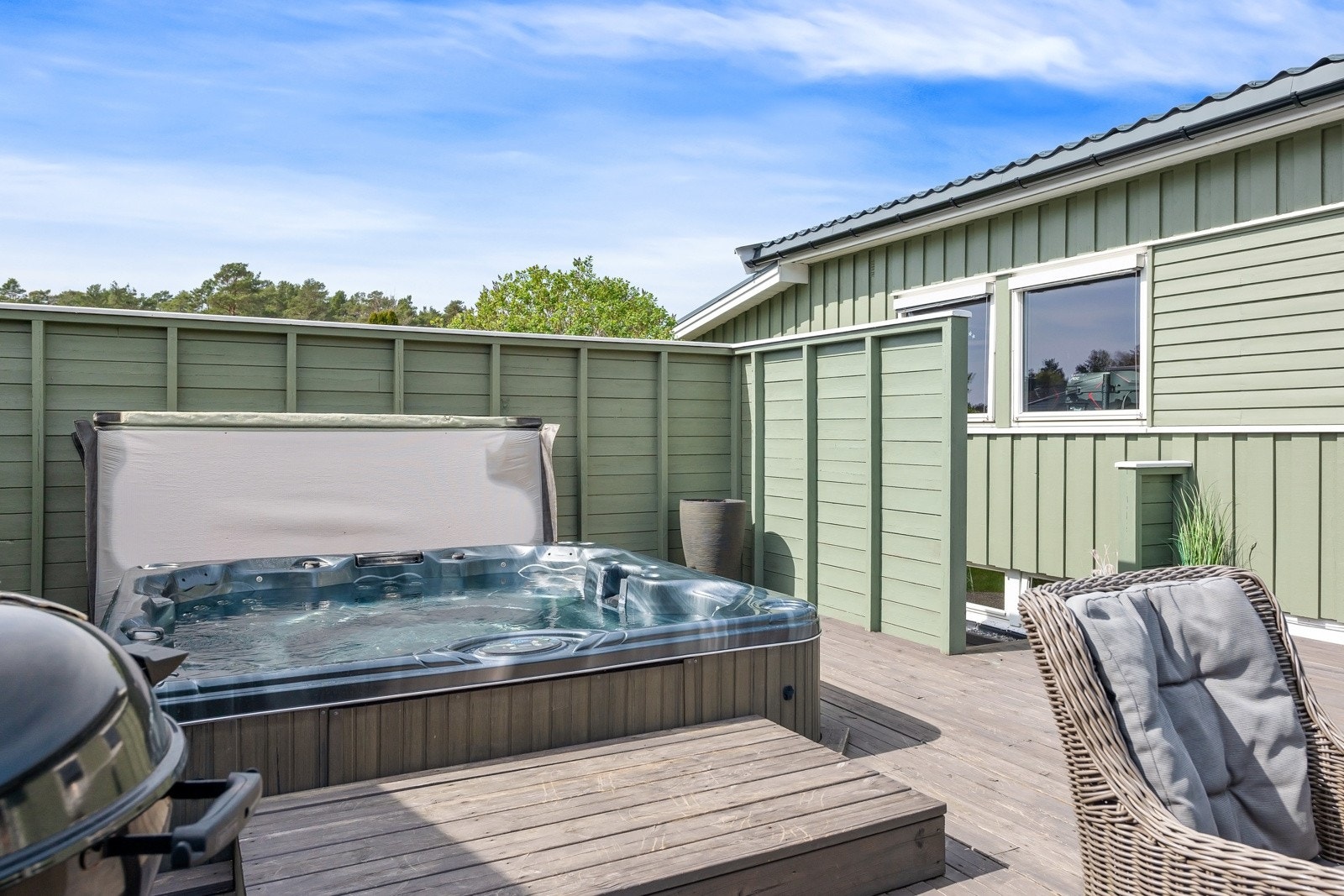 Jacuzzi står på betongplate og er nedfelt i veranda Galleribilde