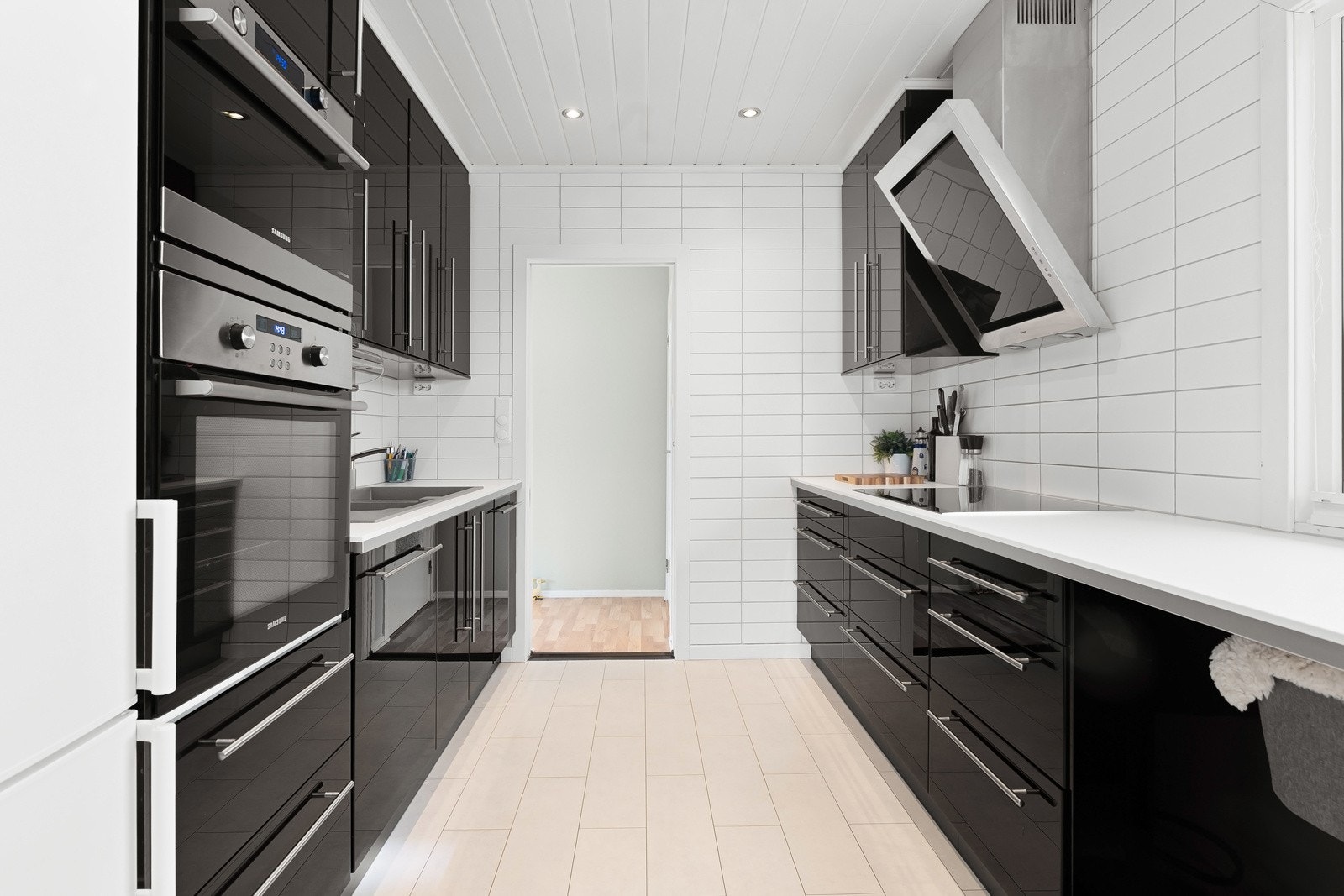 Kjøkken med innredning fra IKEA (ca. 2011). God benk og skapplass. Galleribilde