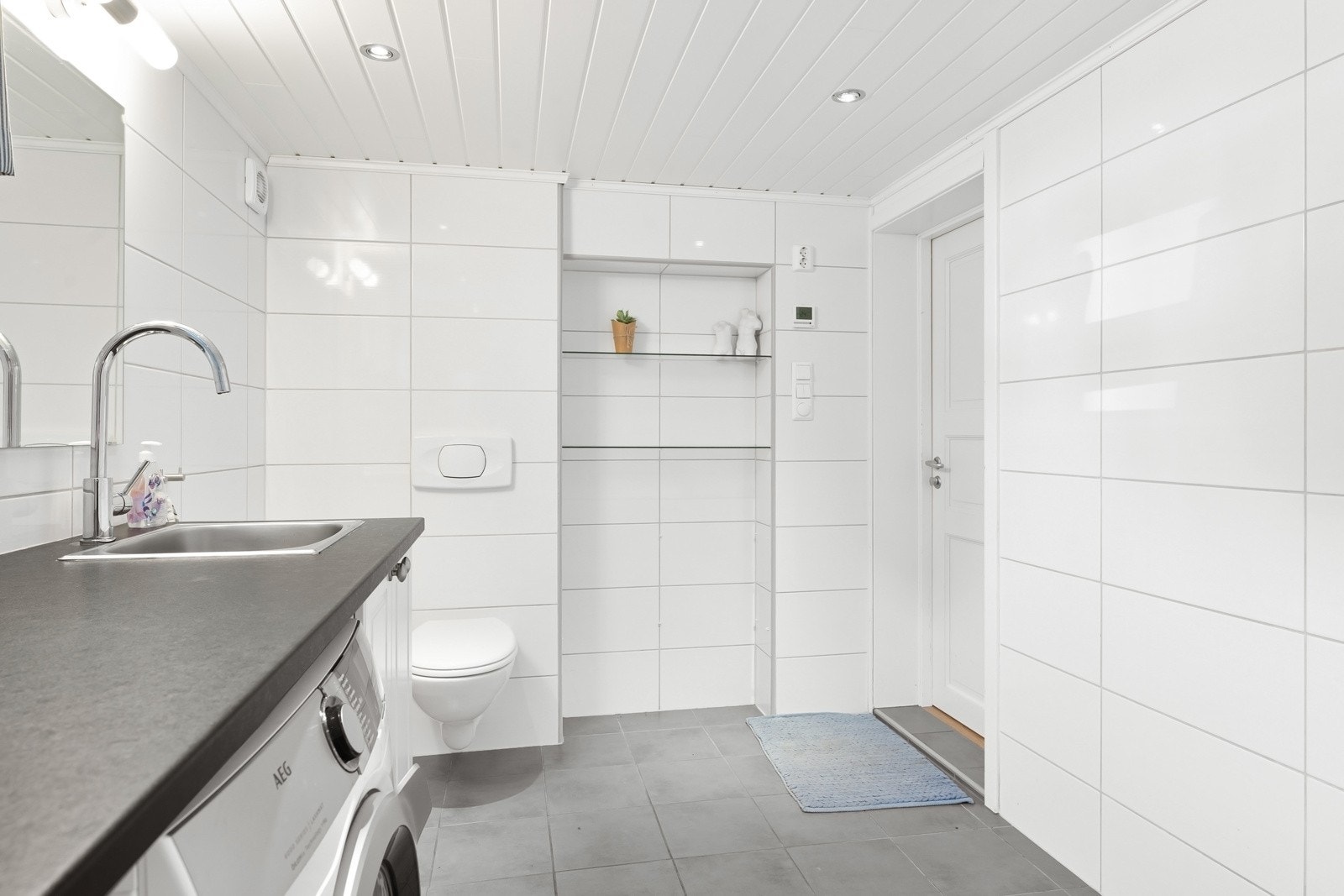 Praktisk vaskerom/bad i kjeller pusset opp ca. 2010 Galleribilde