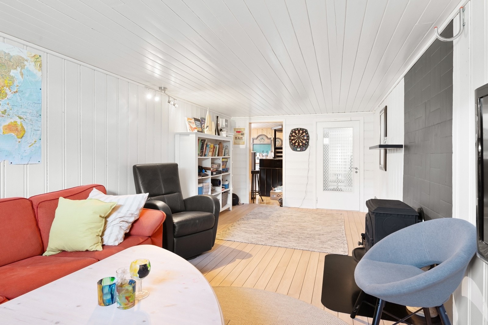 Innredet rom i kjeller til kjellerstue med bar. Kjeller er ikke søkt til beboelsesrom/rom for varig opphold. Galleribilde